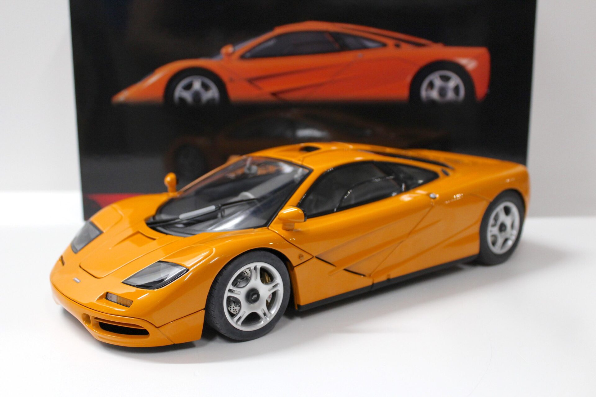 1:12 Minichamps McLaren F1 Roadcar 1994 orange