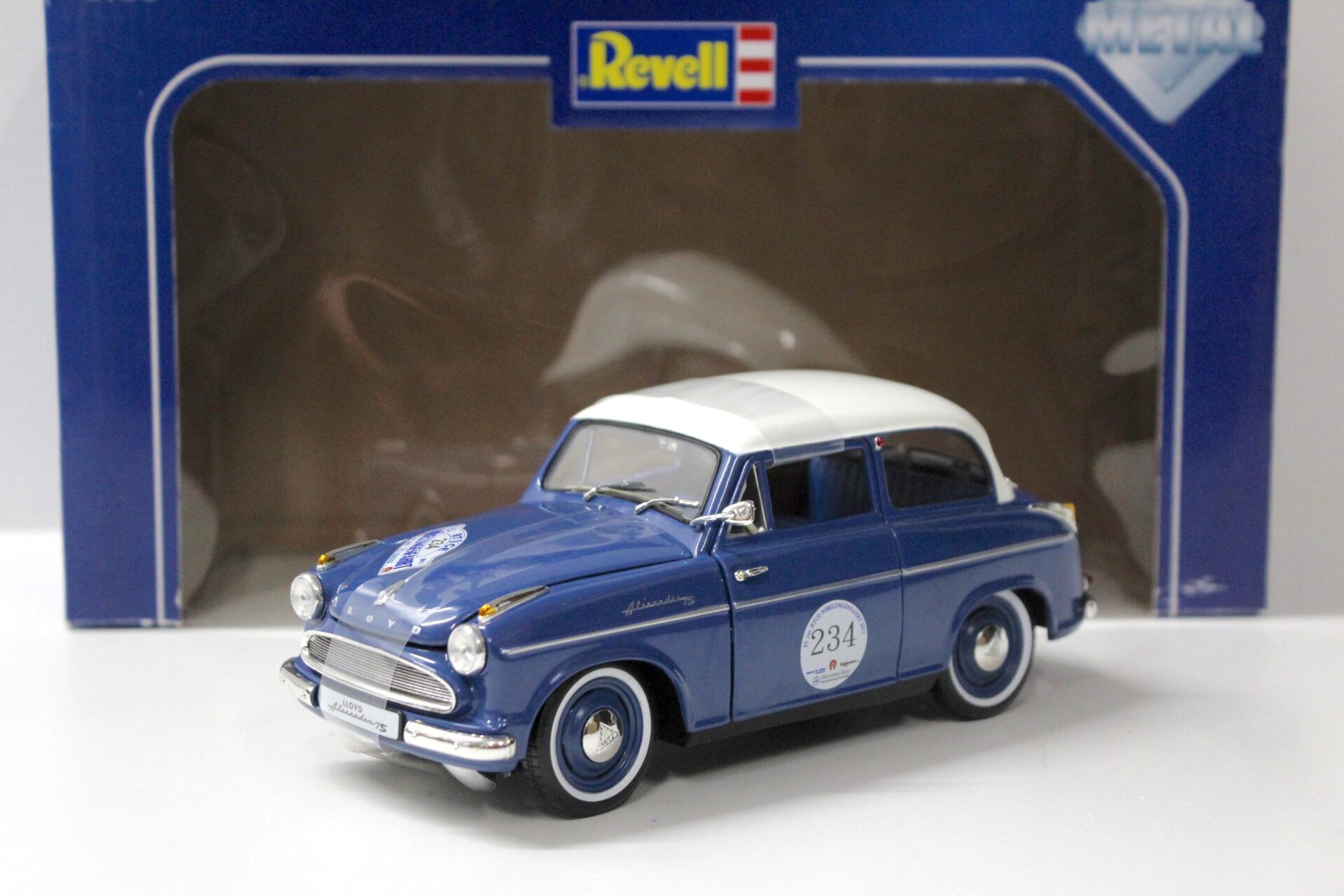ID 53850 orig.jpg 1:18 Revell Lloyd Alexander TS Racing blue #234