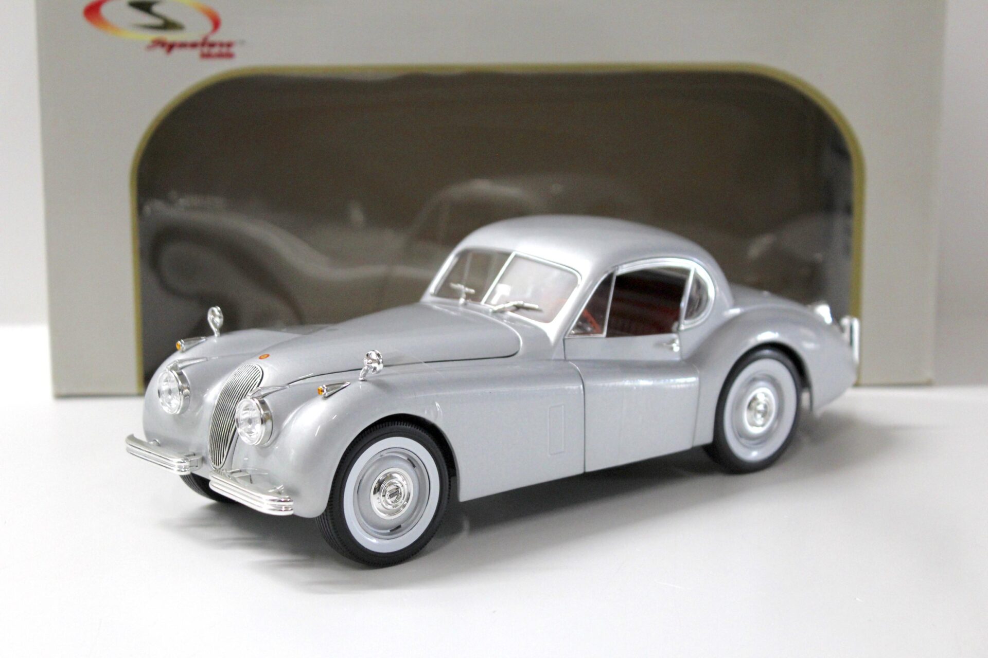 ID 54014 orig.jpg 1:18 Signature Models 1949 Jaguar XK 120 silver