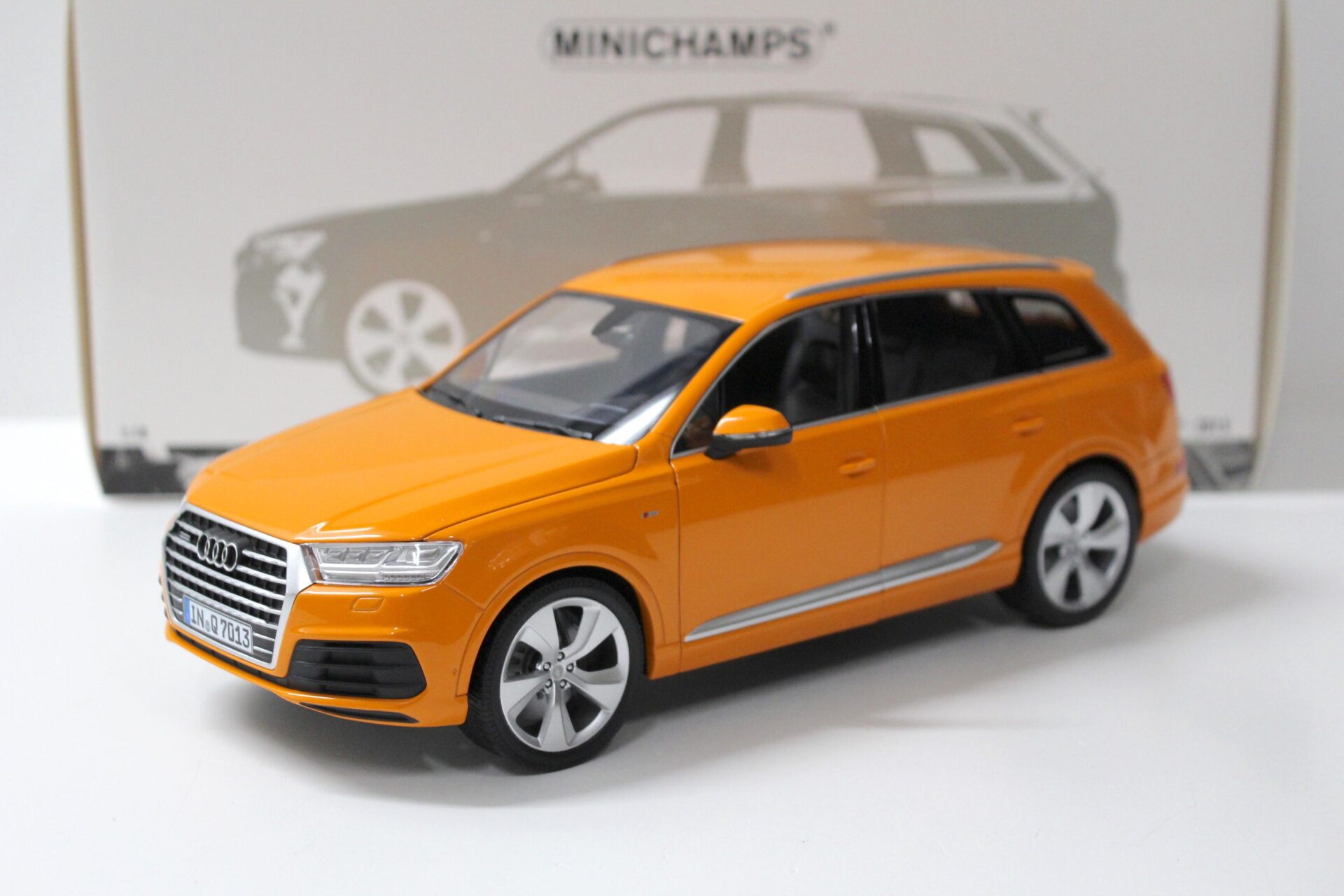 ID 54109 orig.jpg 1:18 Minichamps Audi Q7 - 2015 orange - FULL OPENING
