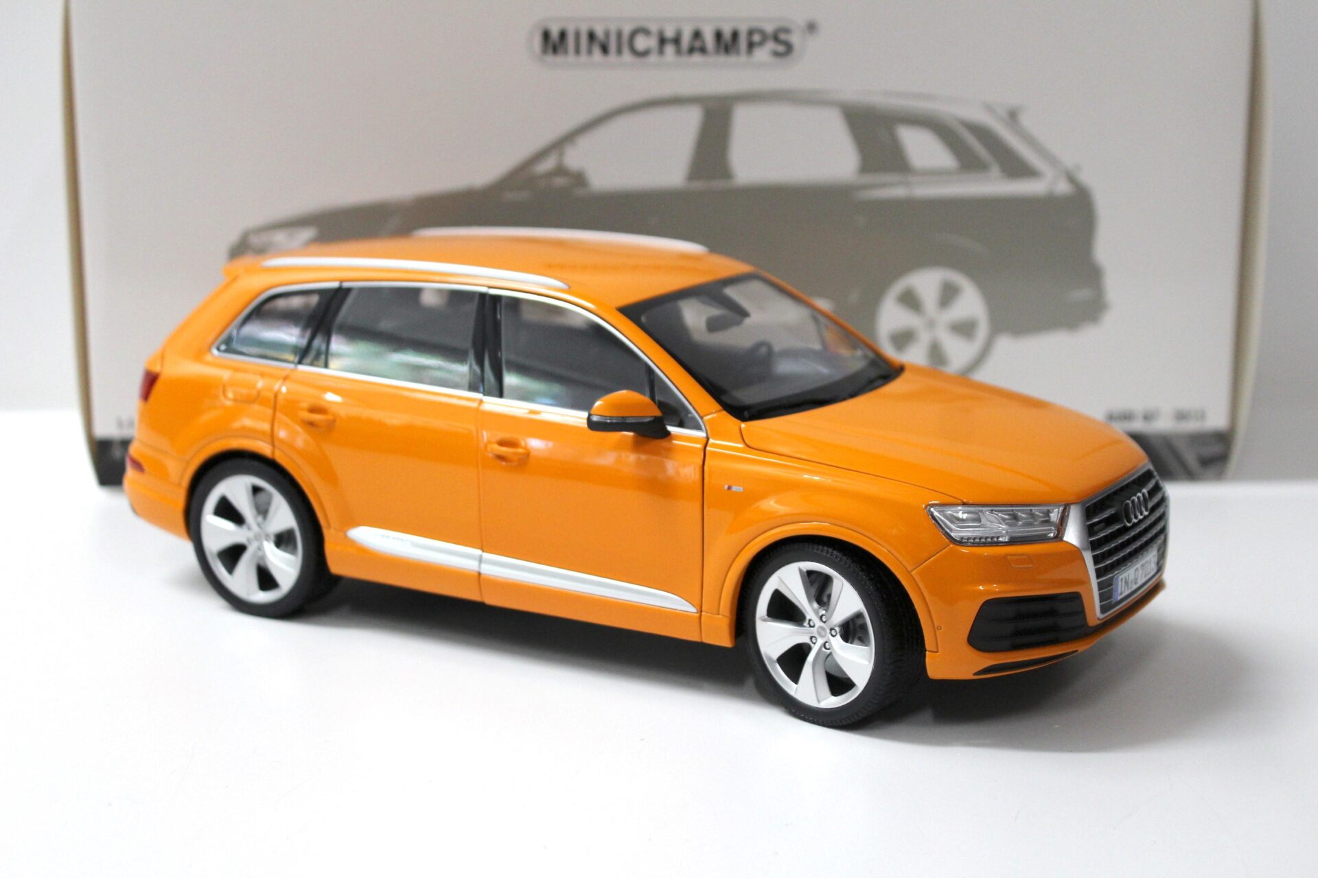 1:18 Minichamps Audi Q7 - 2015 orange - FULL OPENING