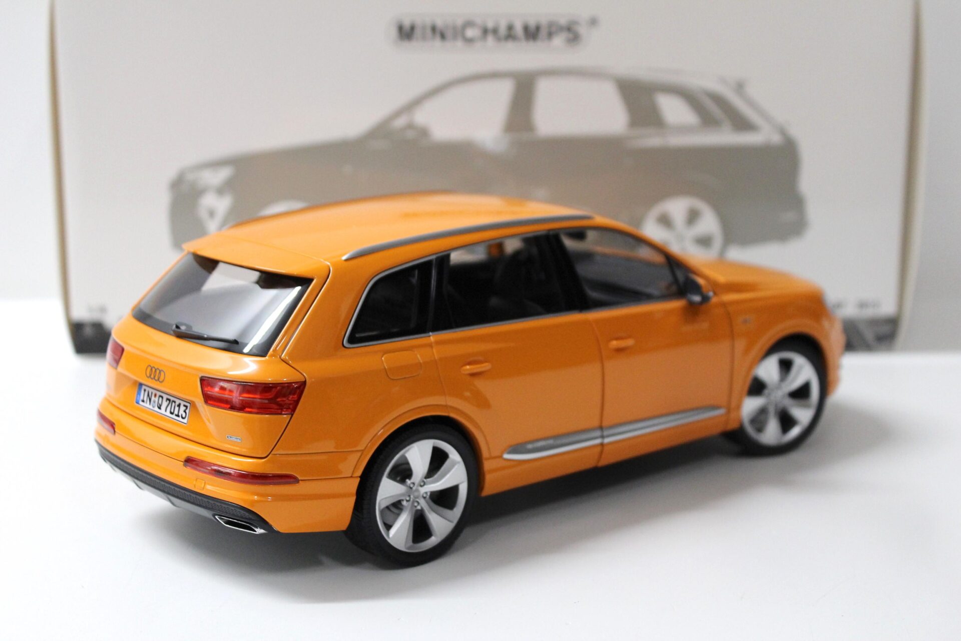 1:18 Minichamps Audi Q7 - 2015 orange - FULL OPENING