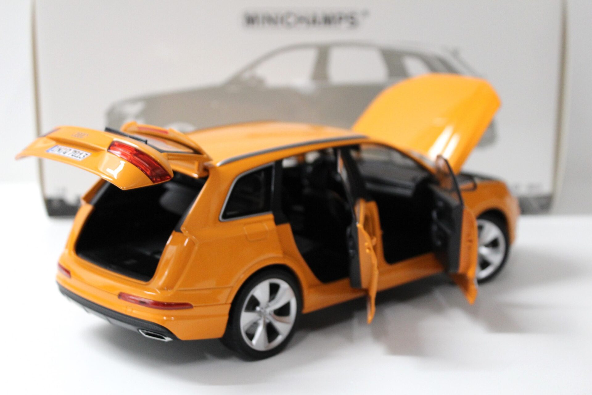 1:18 Minichamps Audi Q7 - 2015 orange - FULL OPENING