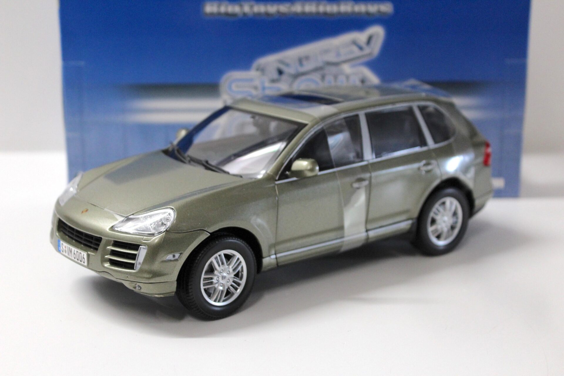 ID 54246 orig.jpg 1:18 Norev Porsche Cayenne S olive green metallic 2006