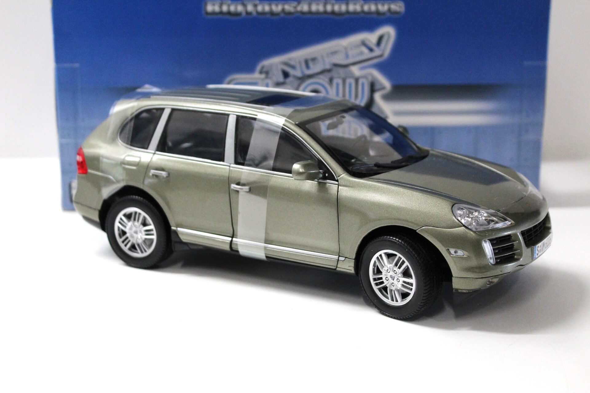 1:18 Norev Porsche Cayenne S olive green metallic 2006