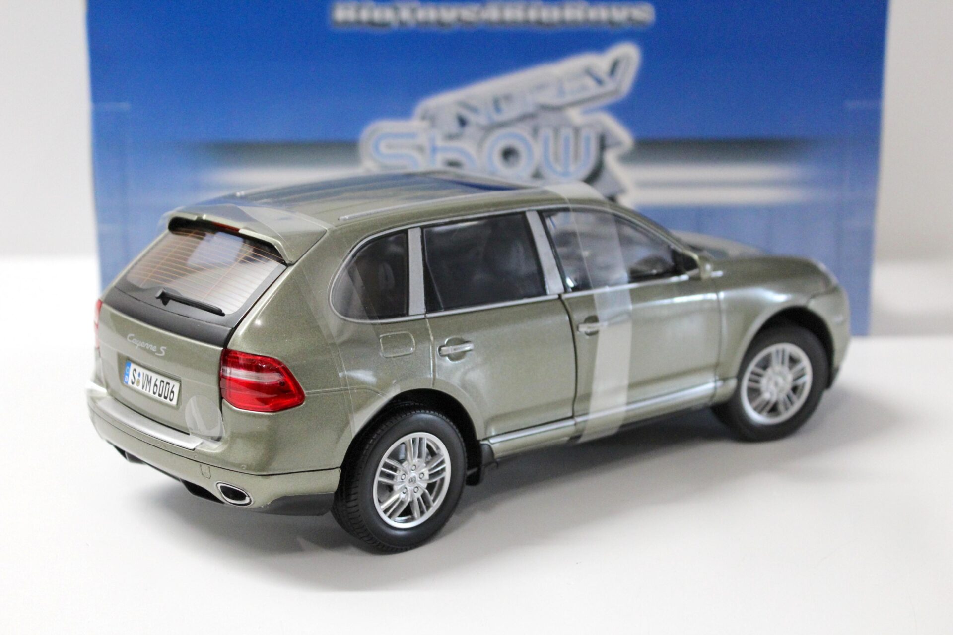 1:18 Norev Porsche Cayenne S olive green metallic 2006