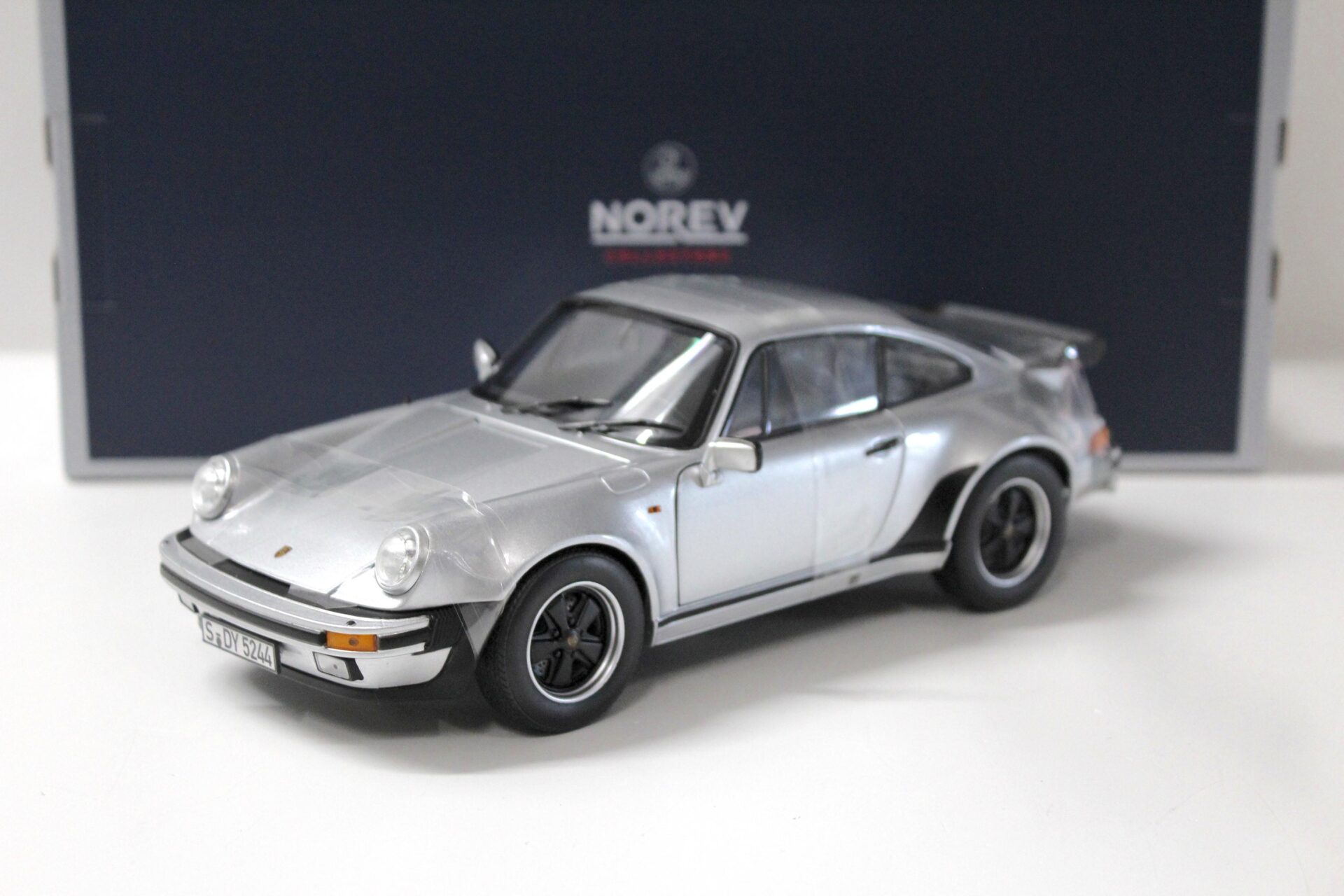 ID 54250 orig.jpg 1:18 Norev Porsche 911 Turbo 3.3 Coupe silver metallic 1977