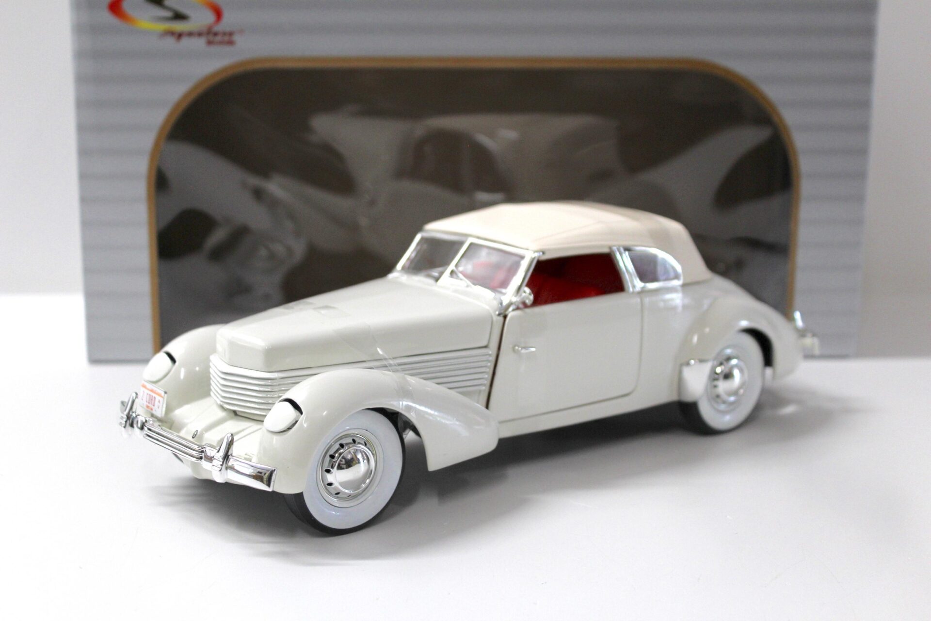 ID 54290 orig.jpg 1:18 Signature Models 1936 Cord 810 white