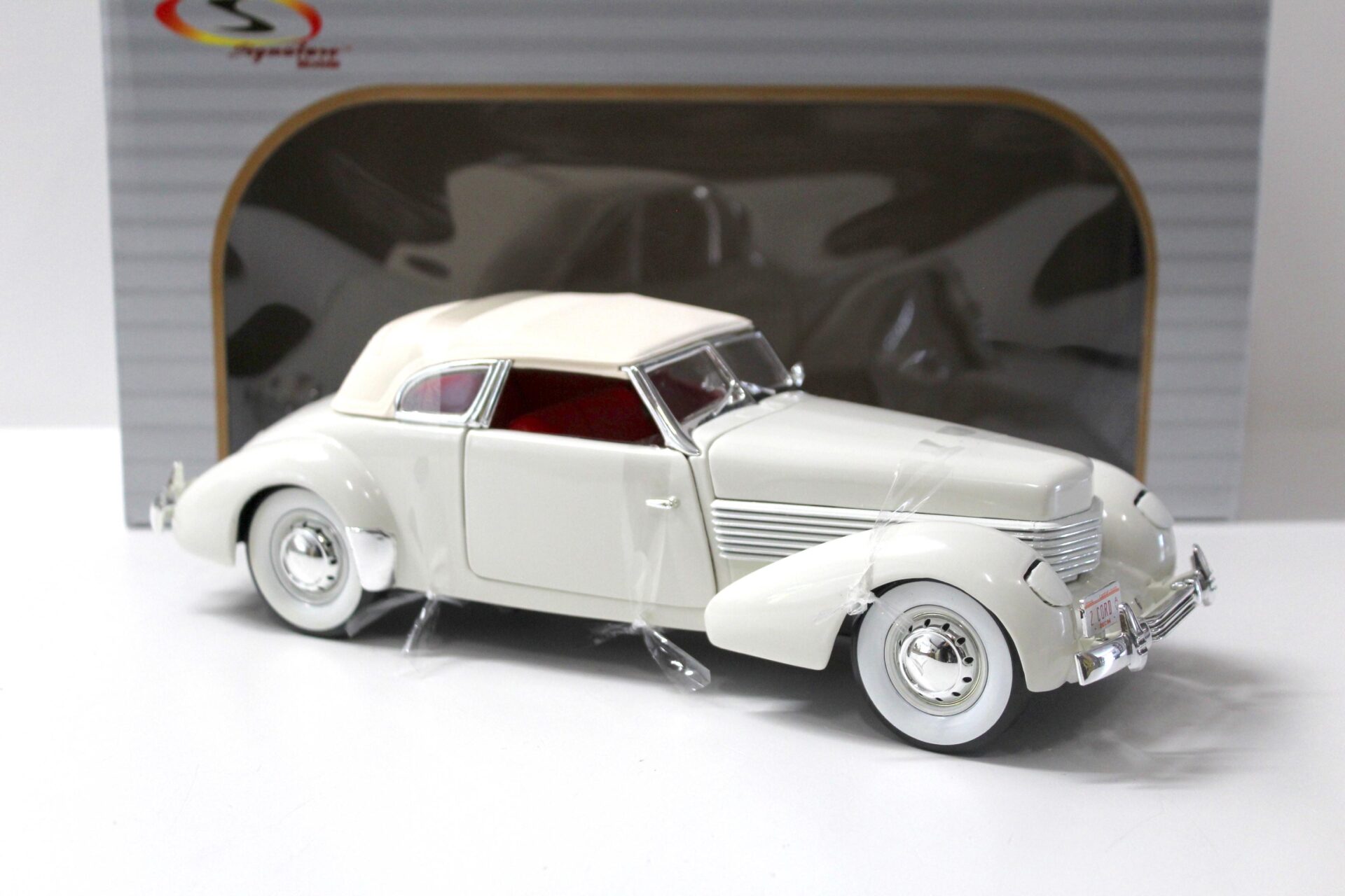 1:18 Signature Models 1936 Cord 810 white