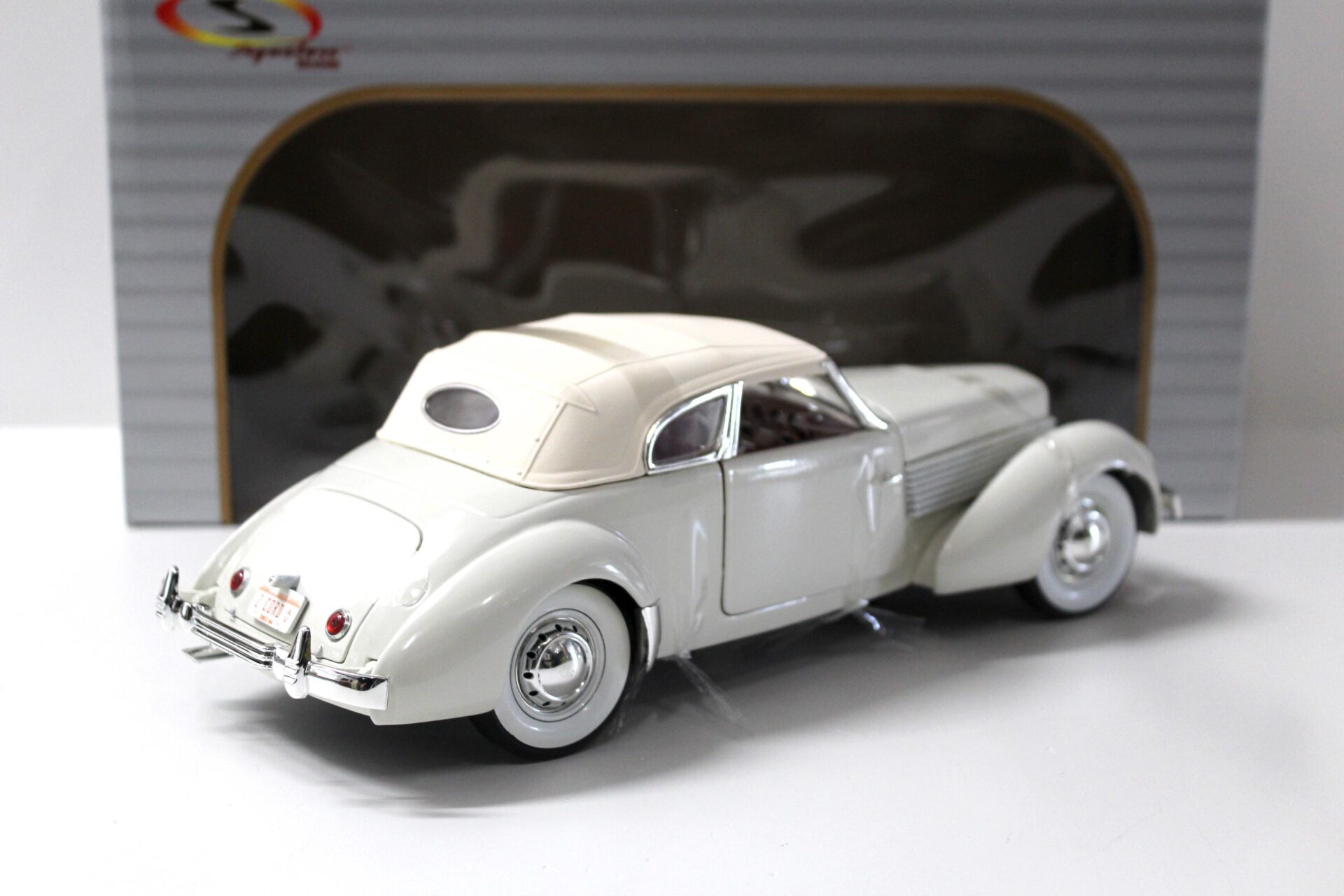 1:18 Signature Models 1936 Cord 810 white