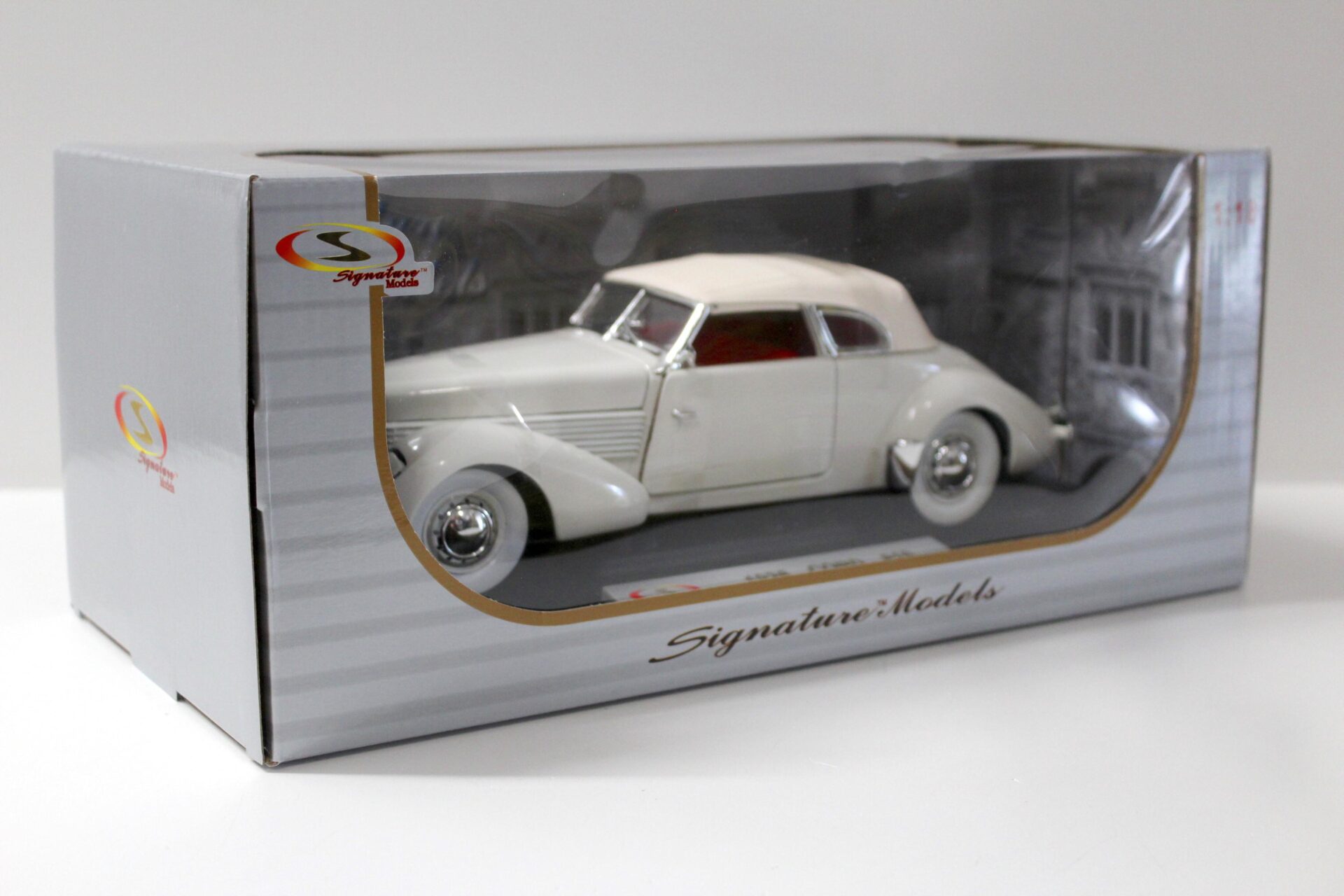 1:18 Signature Models 1936 Cord 810 white