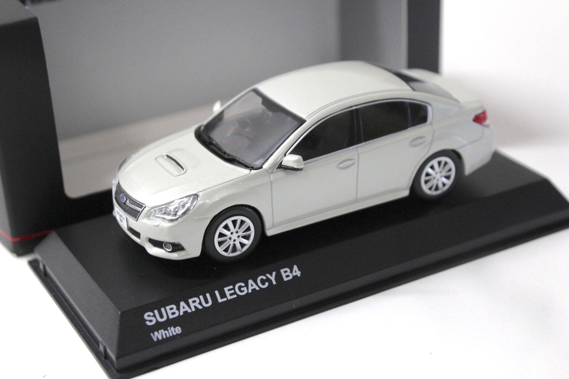 ID 54353 orig.jpg 1:43 Kyosho Subaru Legacy B4 Sedan satin white pearl