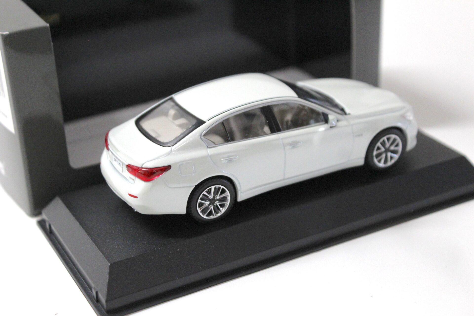 1:43 Kyosho J-Collection Nissan Skyline 350GT Hybrid Type P white pearl
