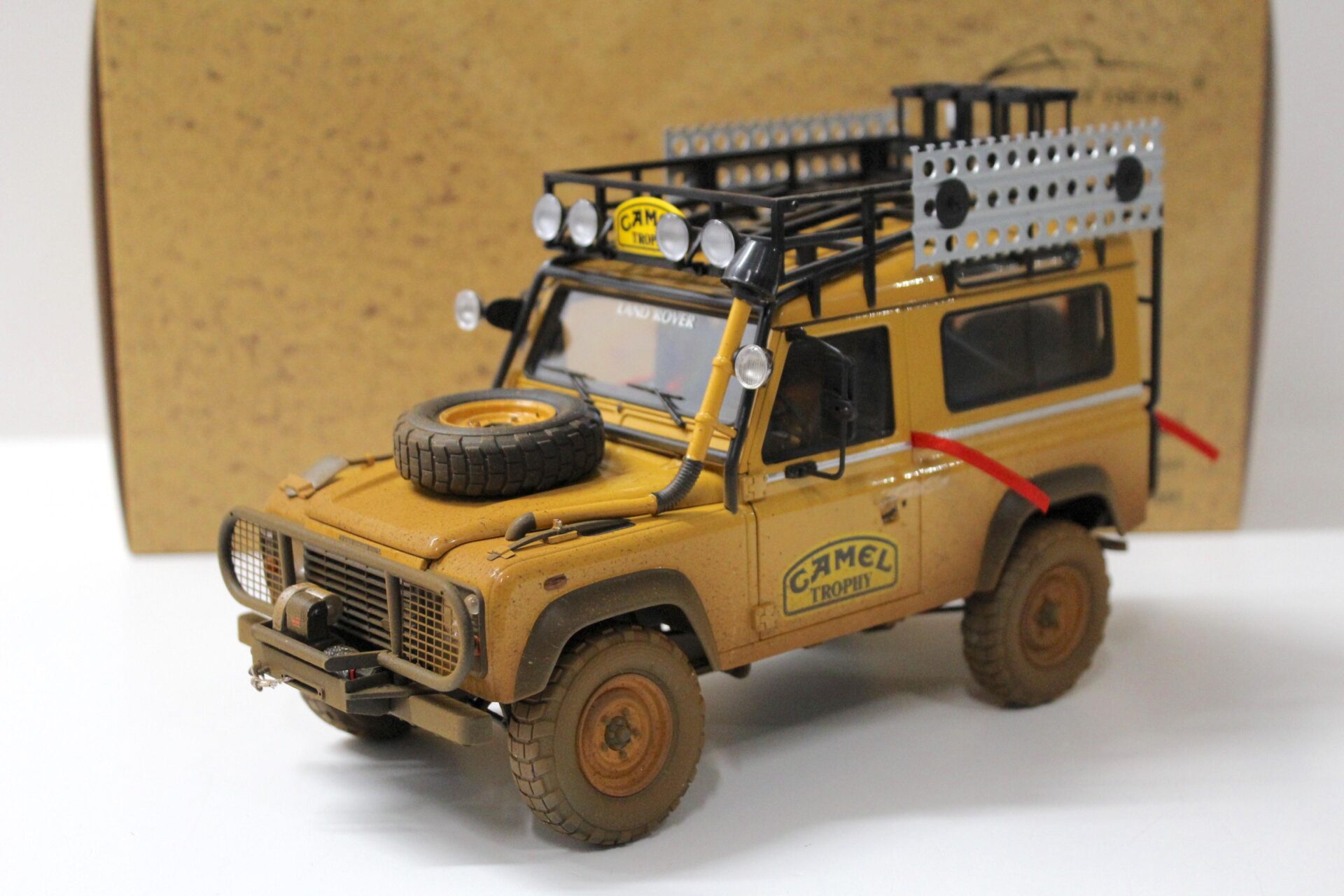 ID 54483 orig.jpg 1:18 Almost Real Land Rover 90 "Camel Trophy" Borneo 1985 Dirty Version