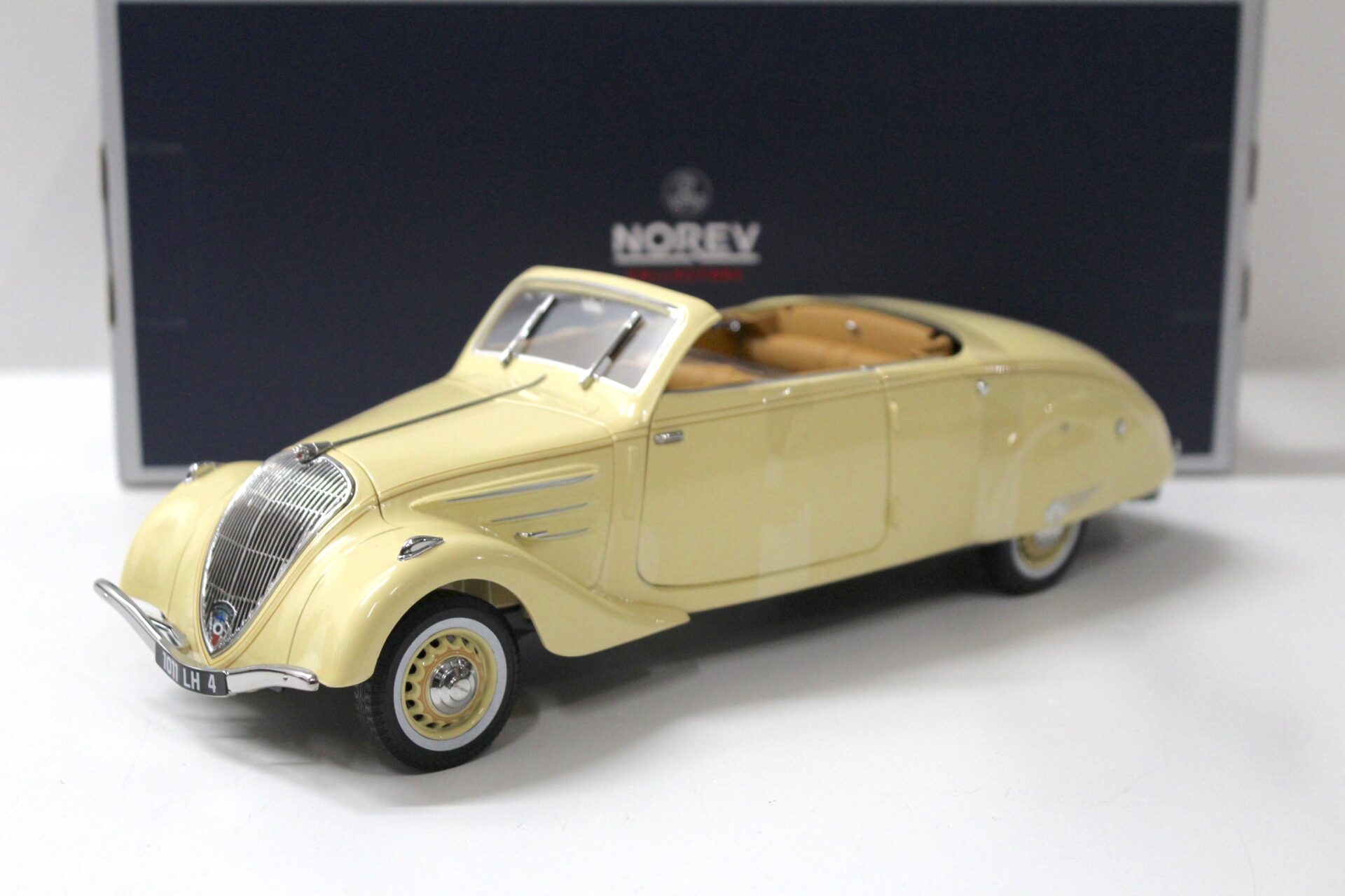 1:18 Norev Peugeot 402 Eclipse 1937 beige & Caramel