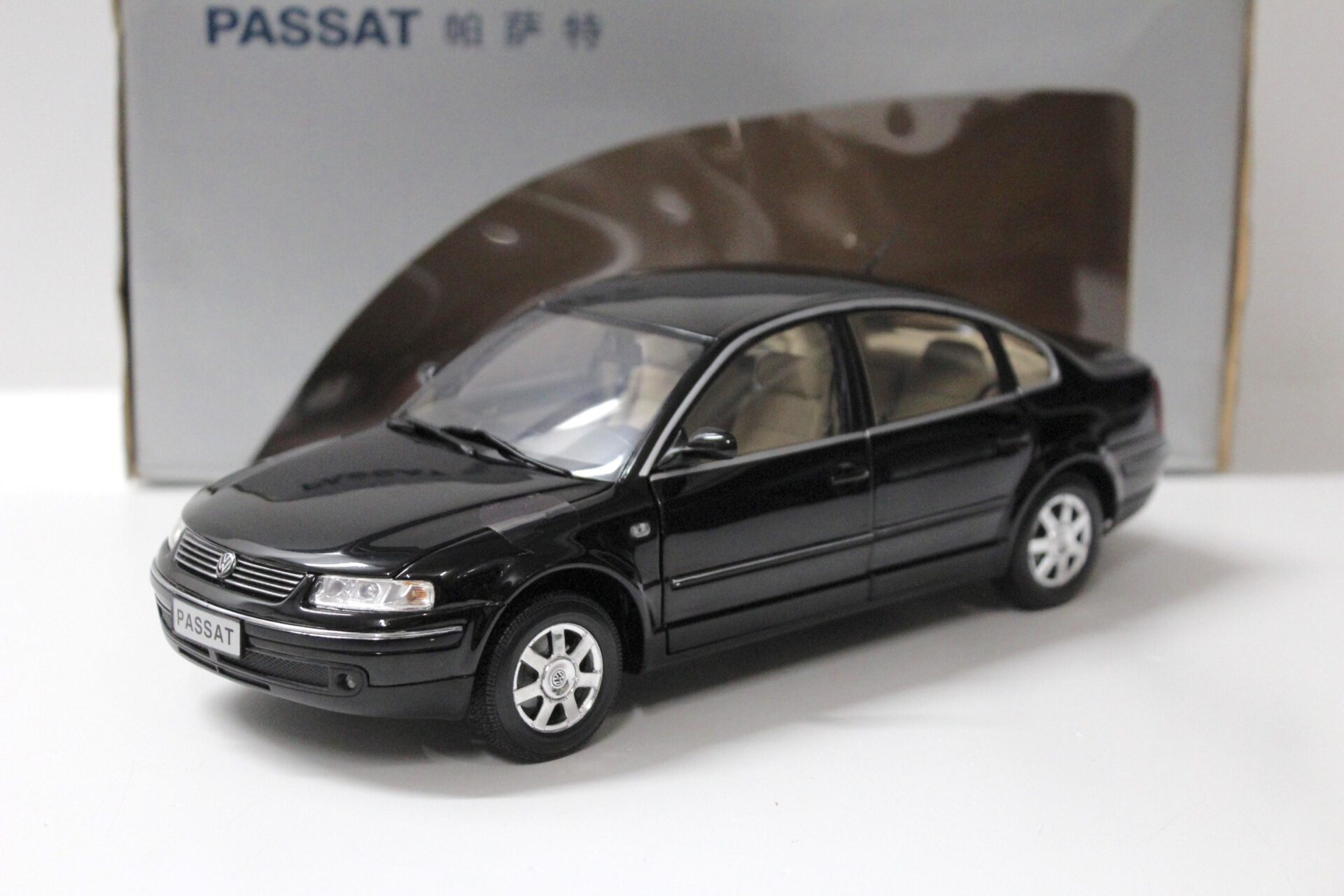ID 54615 orig.jpg 1:18 Shanghai Volkswagen Anson VW Passat B5 Limousine 1997 black DEALER VERSION