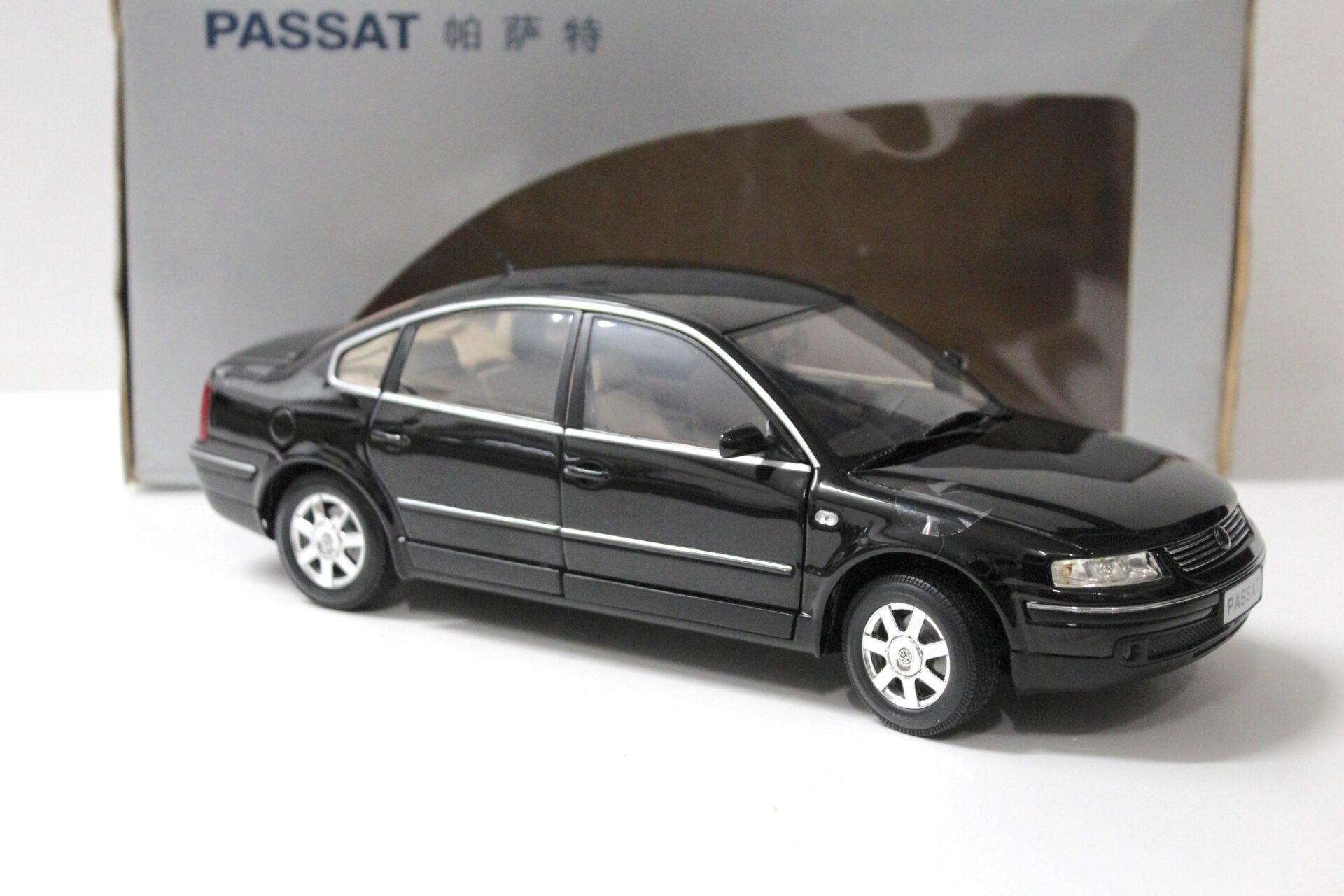 1:18 Shanghai Volkswagen Anson VW Passat B5 Limousine 1997 black DEALER VERSION
