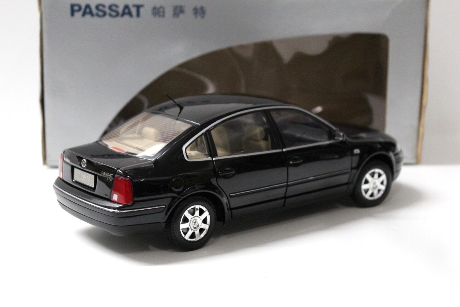 1:18 Shanghai Volkswagen Anson VW Passat B5 Limousine 1997 black DEALER VERSION