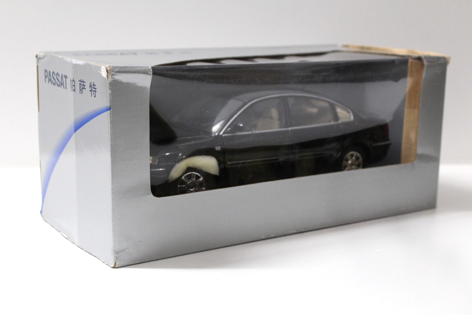 1:18 Shanghai Volkswagen Anson VW Passat B5 Limousine 1997 black DEALER VERSION