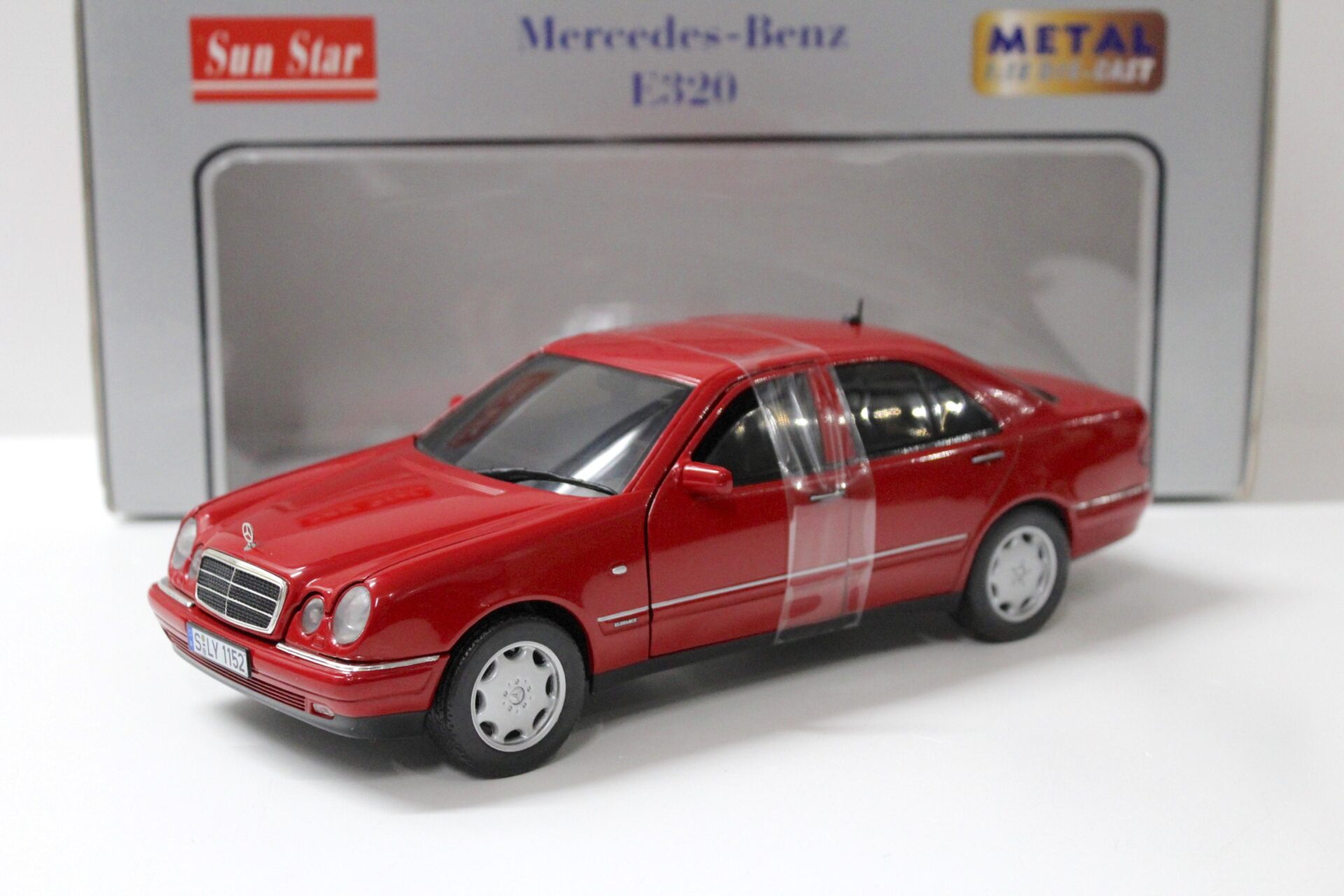 ID 54687 orig.jpg 1:18 Sun Star Mercedes E320 Limousine Elegance red