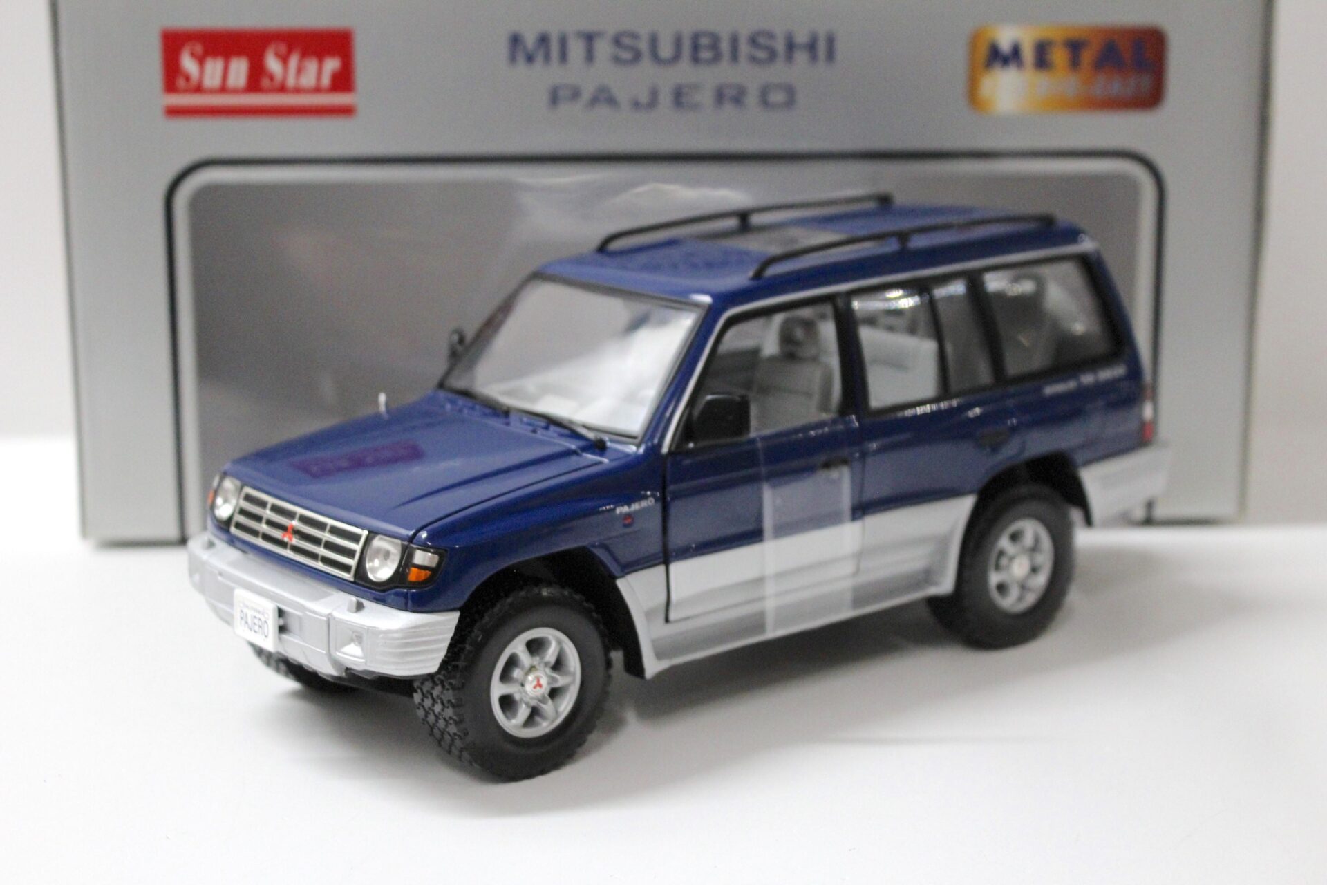 ID 54711 orig.jpg 1:18 Sun Star Mitsubishi Pajero 24Valve V6 - 3500 blue 1998