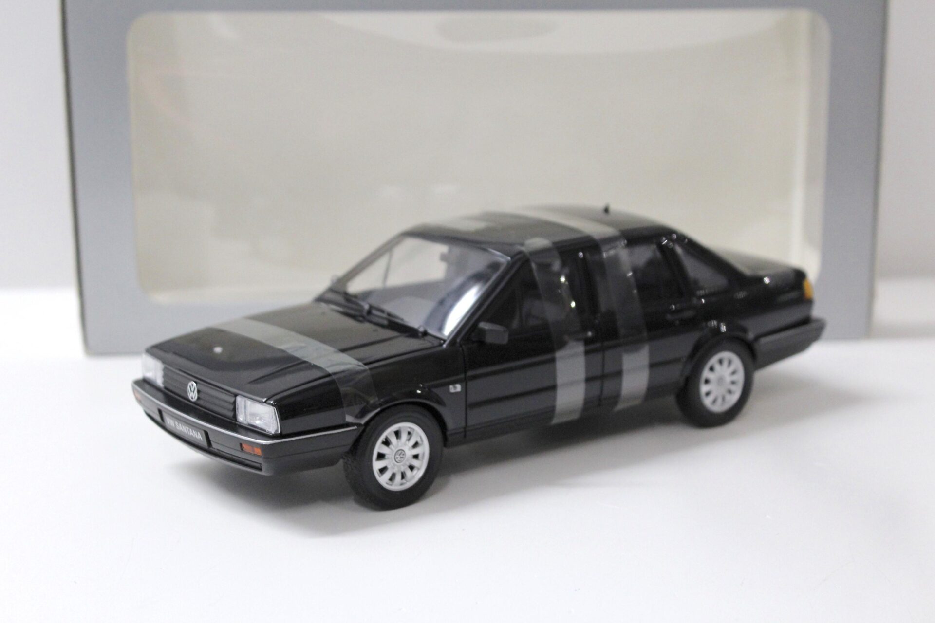 ID 54816 orig.jpg 1:18 Welly VW Santana Passat B2 Stufenheck black