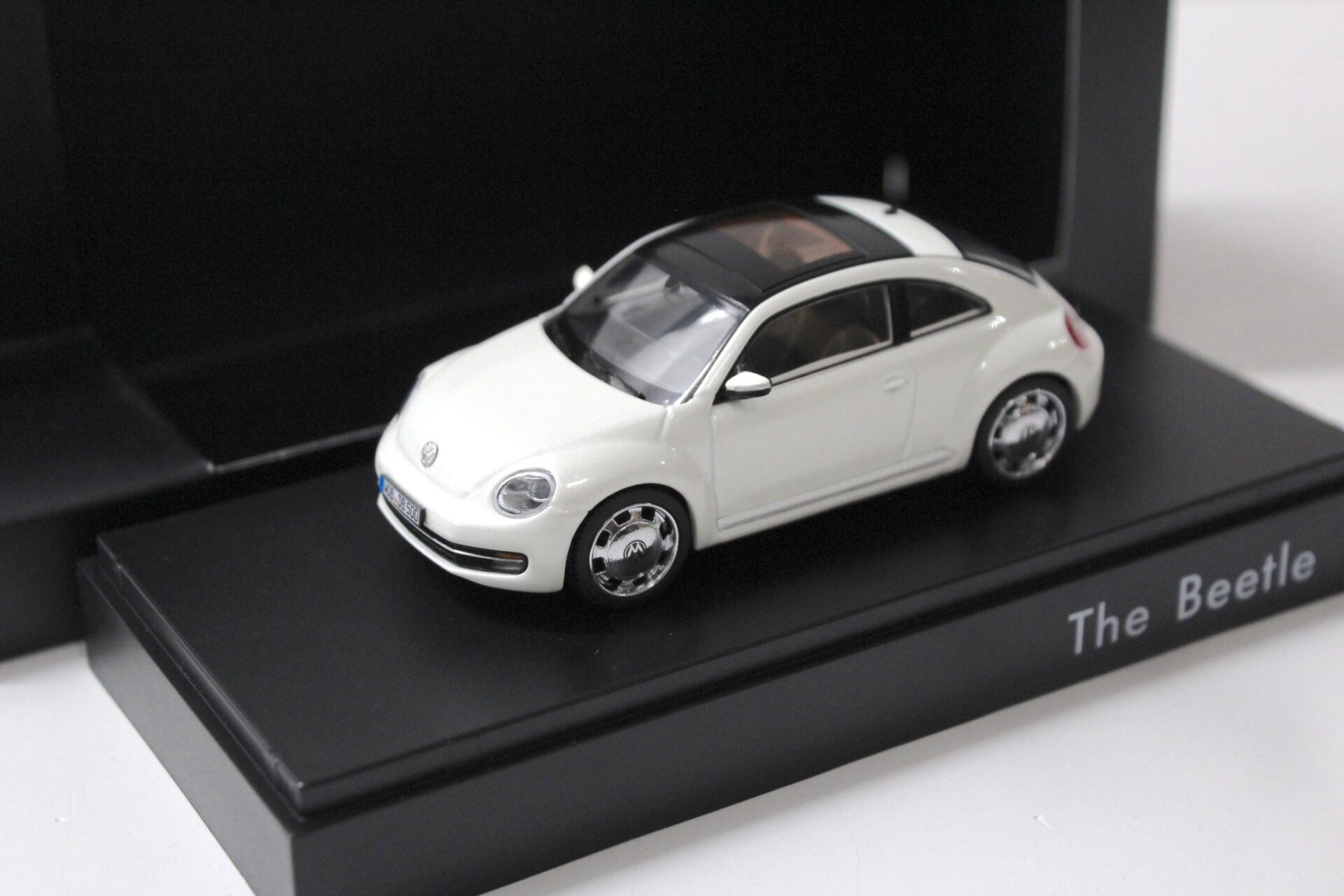 ID 55082 orig.jpg 1:43 Schuco VW Beetle "The Beetle" 2012 white DEALER VERSION