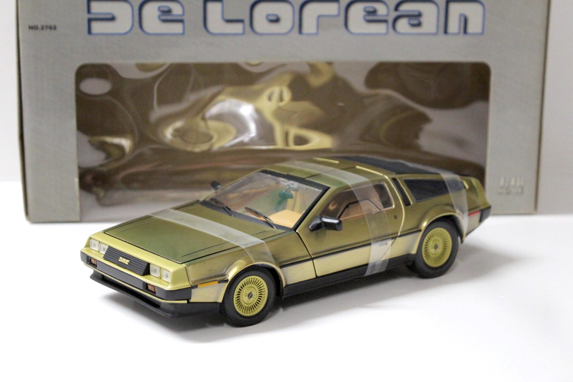 1:18 Sun Star 1981 DMC Delorean Gold Edition