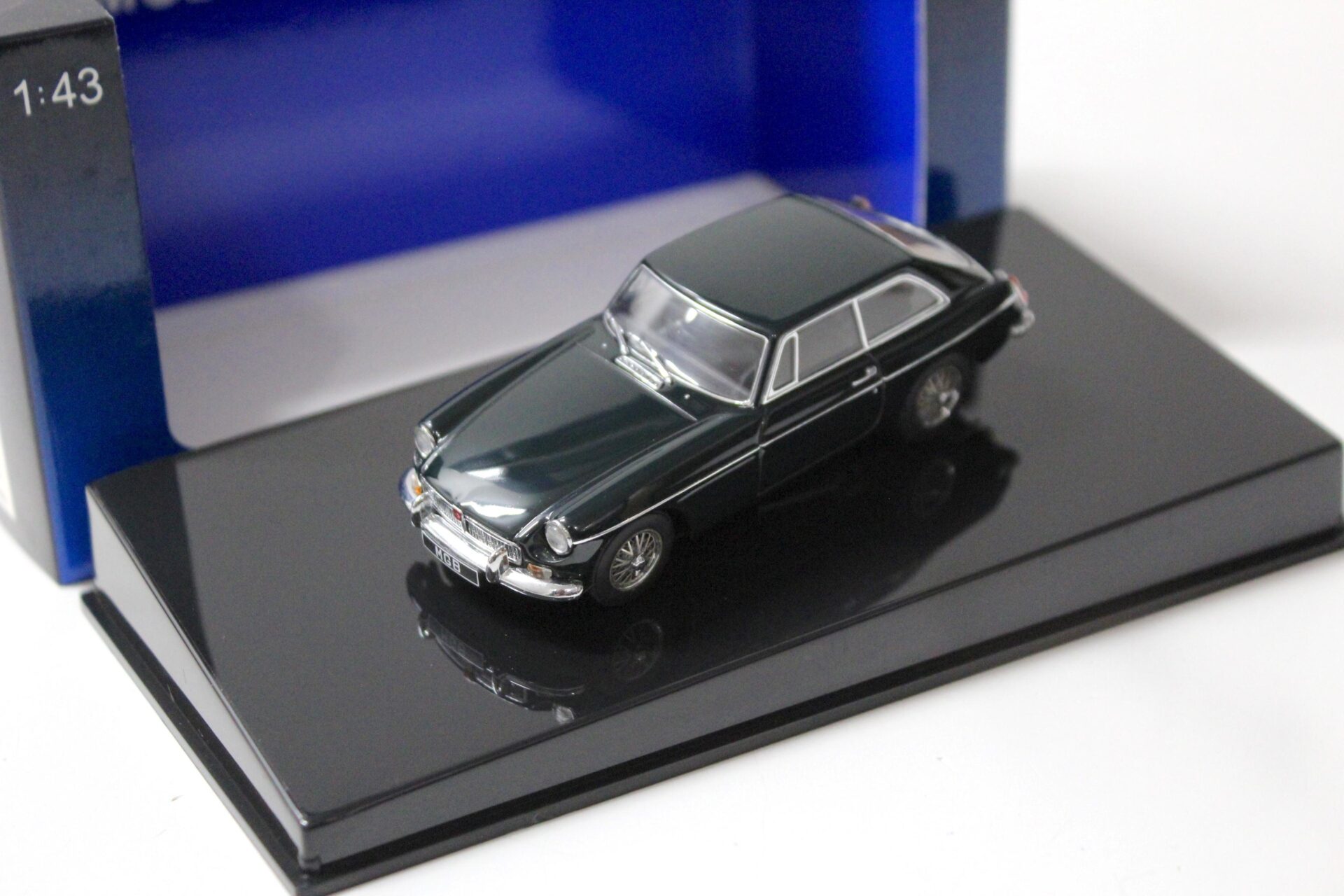 ID 55237 orig.jpg 1:43 AUTOart MGB GT Coupe MKII 1969 Racing green
