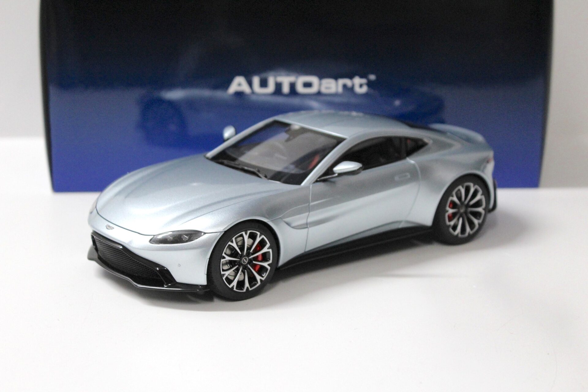 ID 55408 orig.jpg 1:18 AUTOart Aston Martin Vantage 2019 Skyfall silver