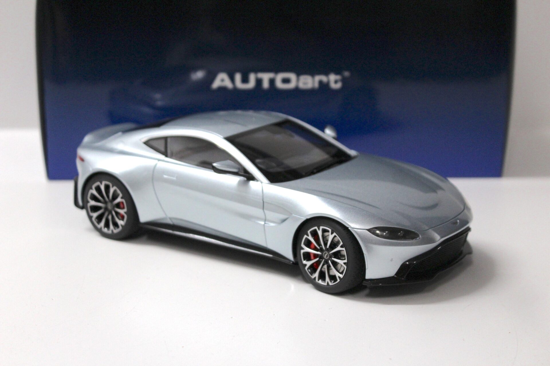 1:18 AUTOart Aston Martin Vantage 2019 Skyfall silver