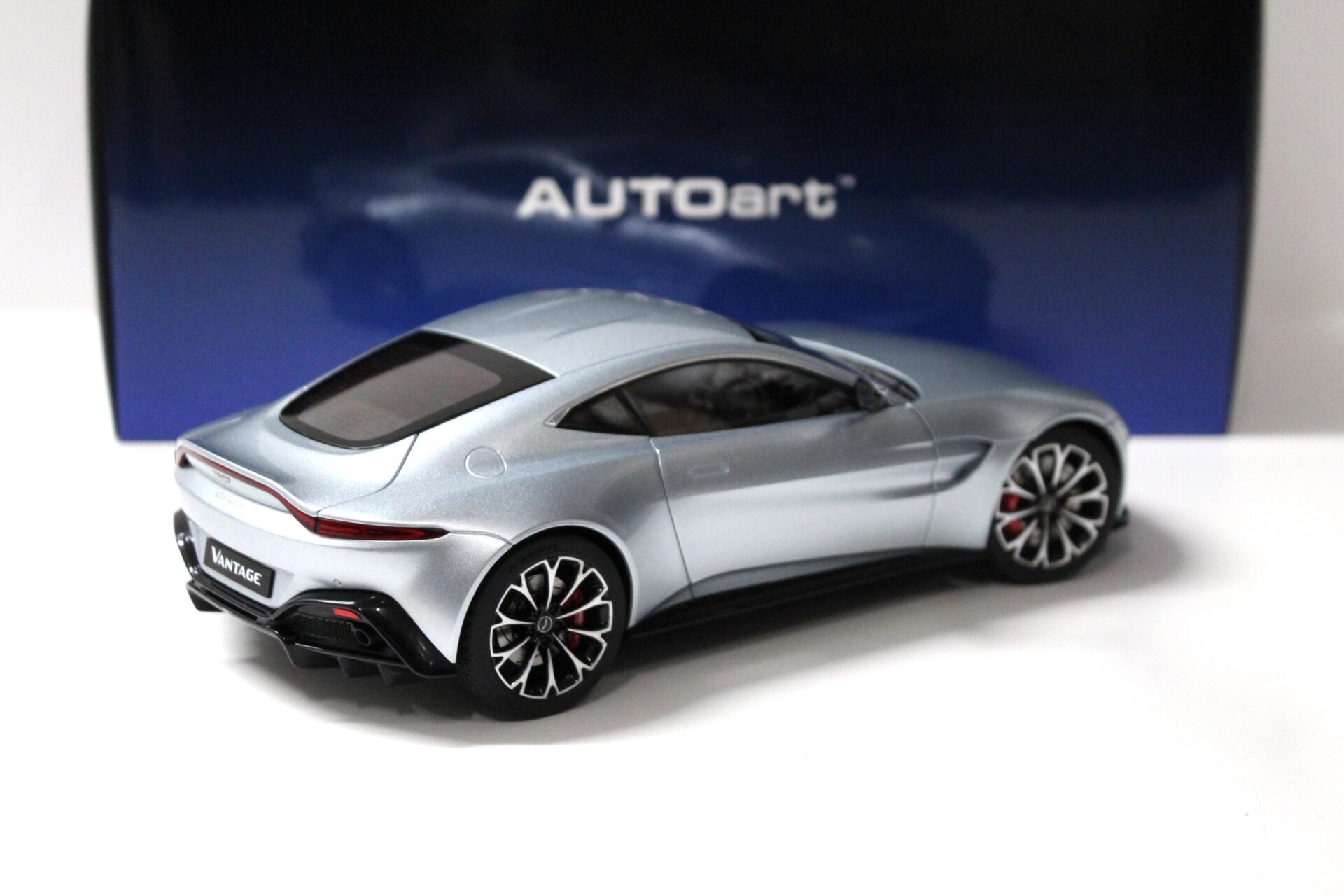 1:18 AUTOart Aston Martin Vantage 2019 Skyfall silver