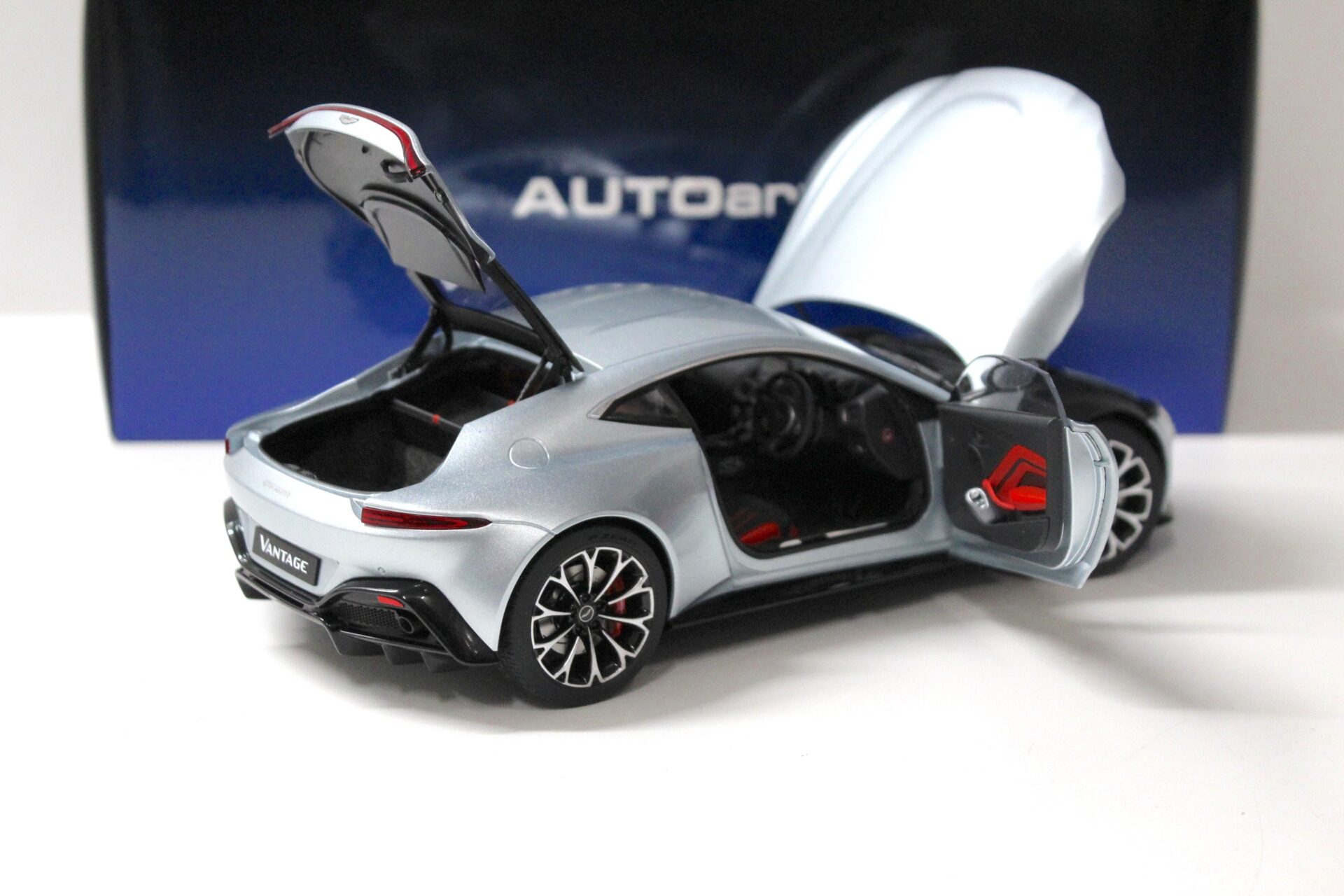 1:18 AUTOart Aston Martin Vantage 2019 Skyfall silver