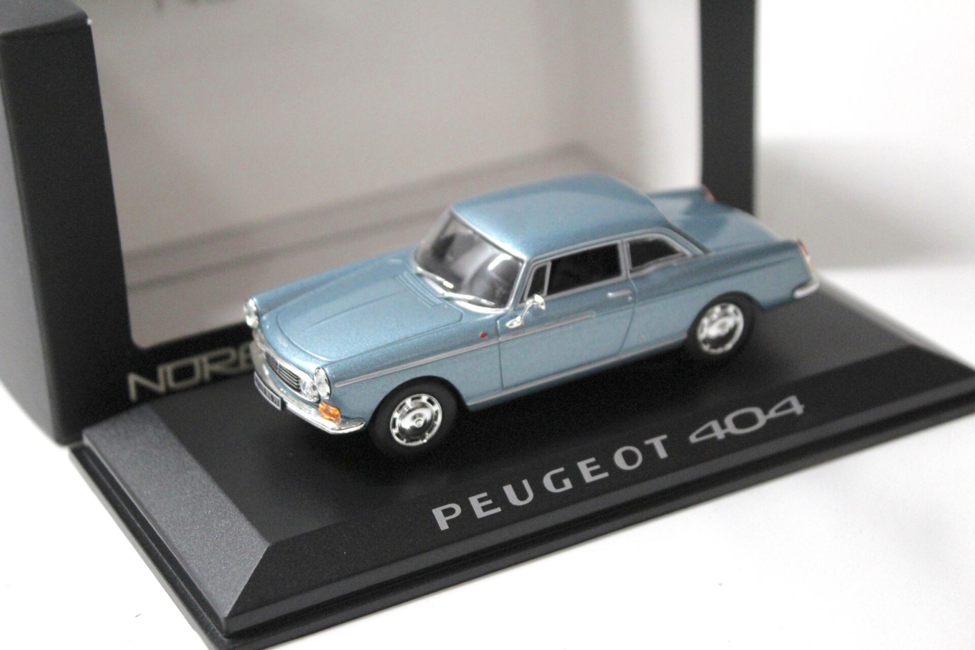ID 55439 orig.jpg 1:43 Norev Peugeot 404 Coupe light blue metallic