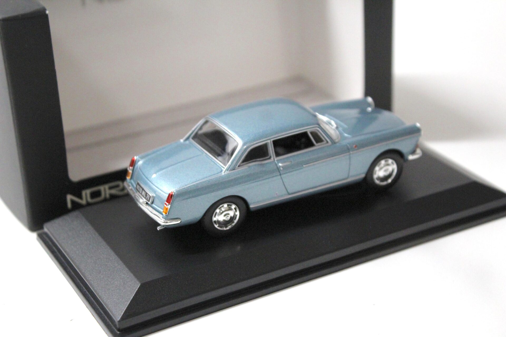 1:43 Norev Peugeot 404 Coupe light blue metallic