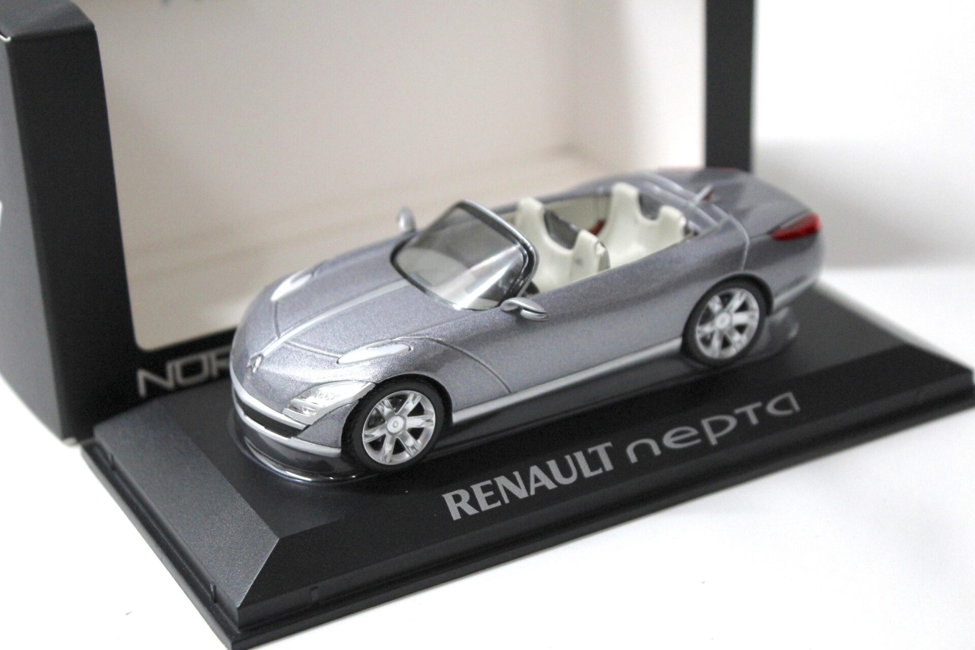 ID 55448 orig.jpg 1:43 Norev Renault Concept Car Nepta Salon de Paris 2006