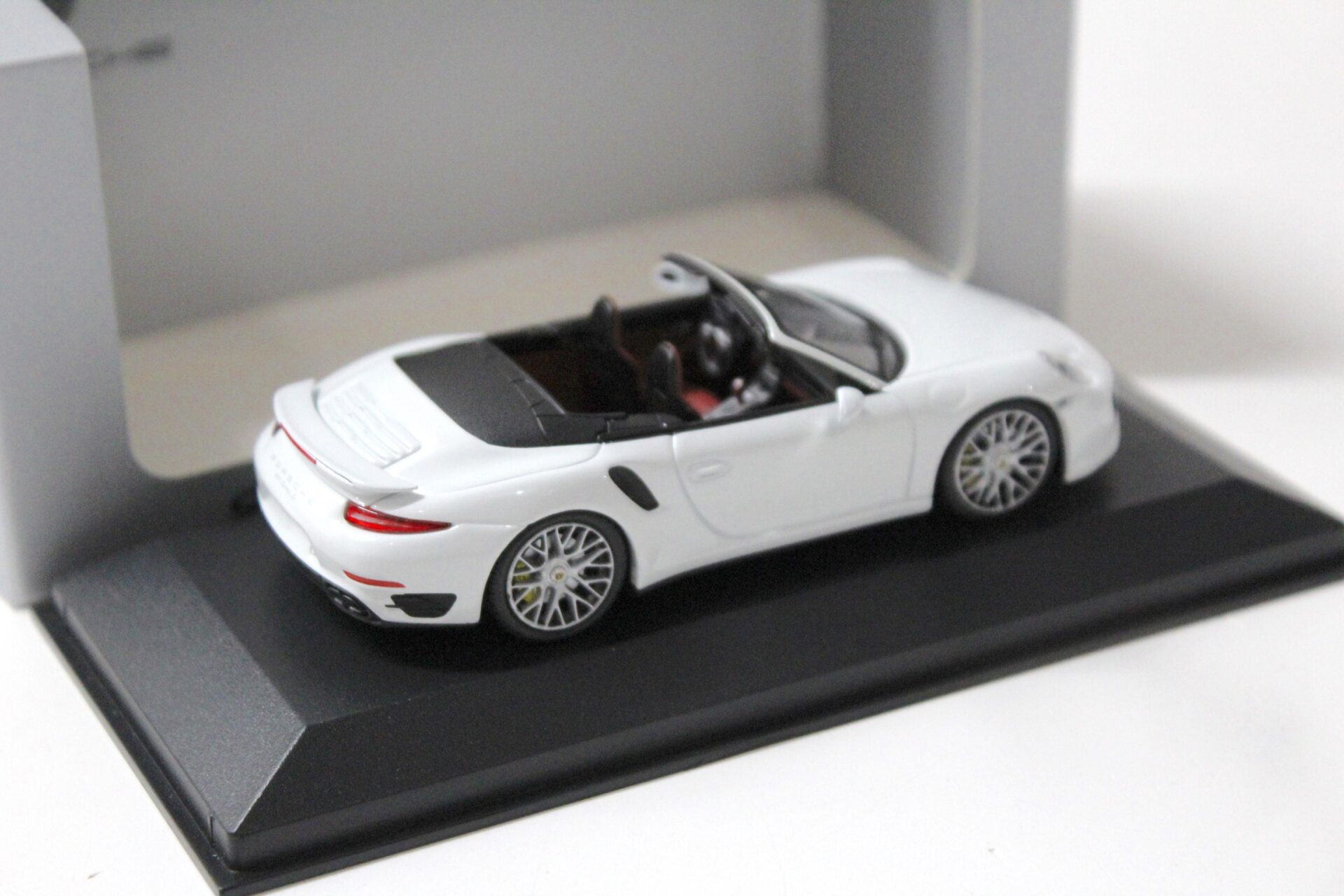 1:43 Minichamps Porsche 911 (991) Turbo S Cabriolet white DEALER VERSION