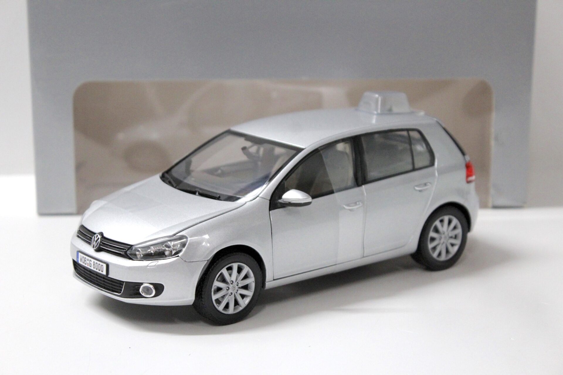 ID 55639 orig.jpg 1:18 Norev VW Golf 6 VI silver DEALER VERSION