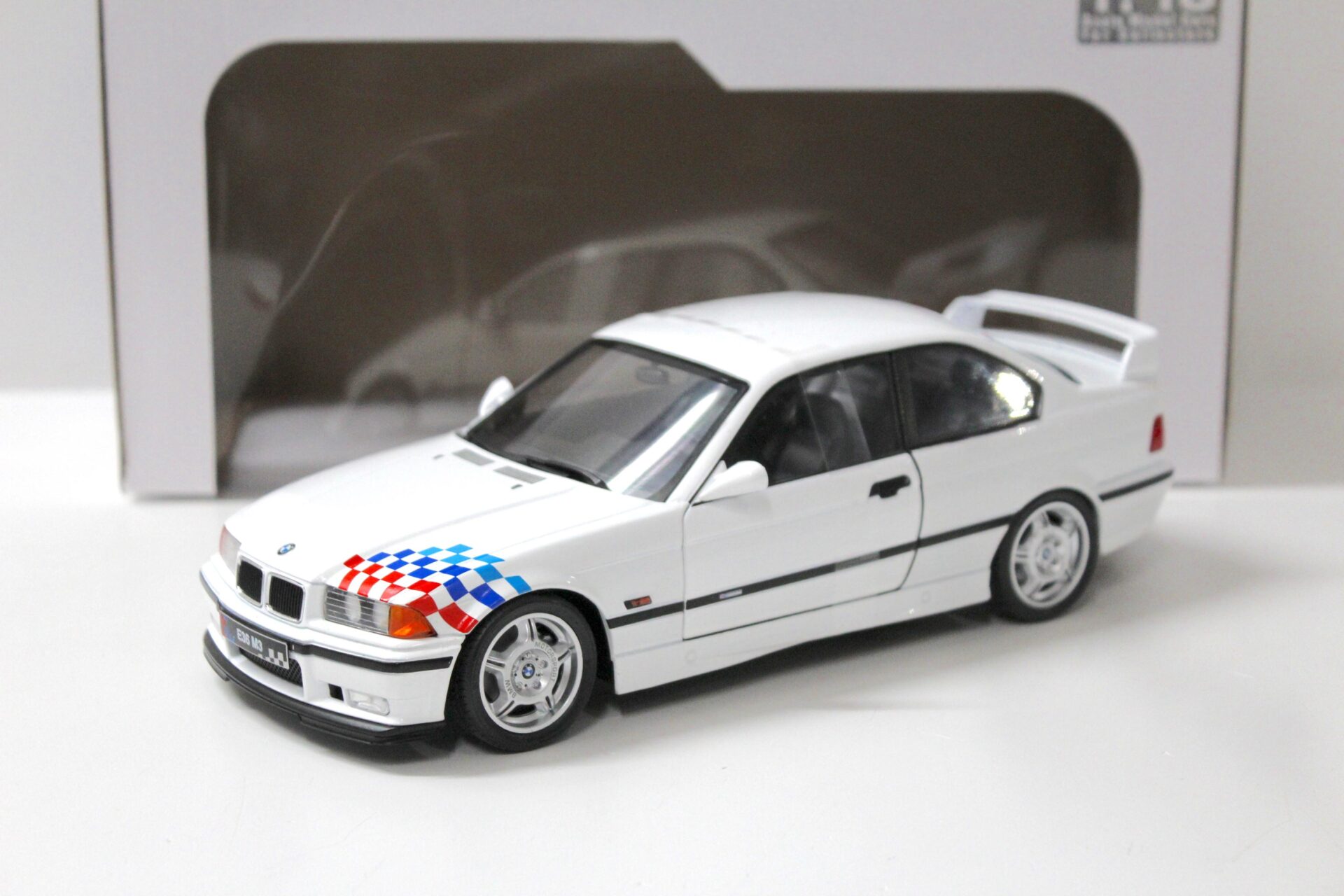 ID 55691 orig.jpg 1:18 Solido BMW M3 (E36) Coupe Lightweight Version white