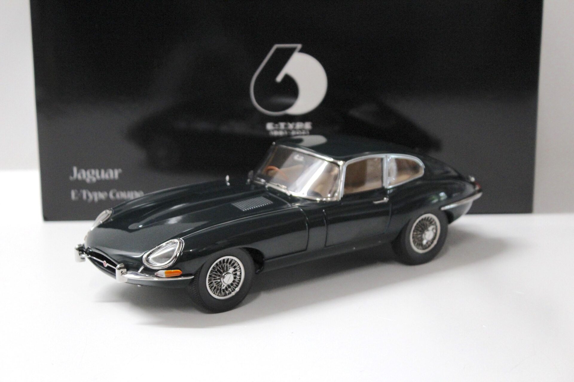 ID 55893 orig.jpg 1:18 Kyosho Jaguar E-Type Coupe RHD Dark green - Diecast/ openings