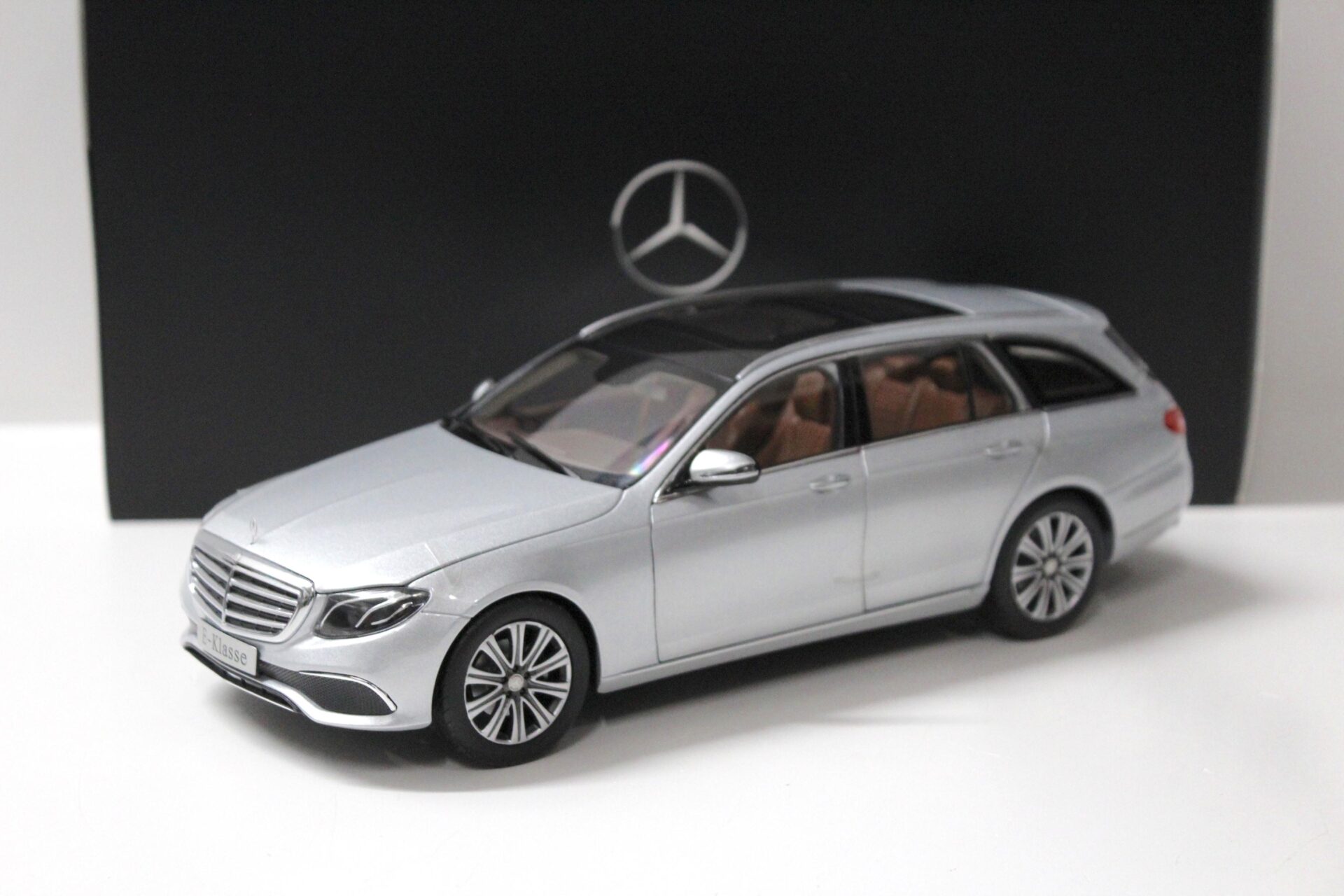 ID 55909 orig 1.jpg 1:18 iScale Mercedes E-Klasse T-Modell silver DEALER VERSION