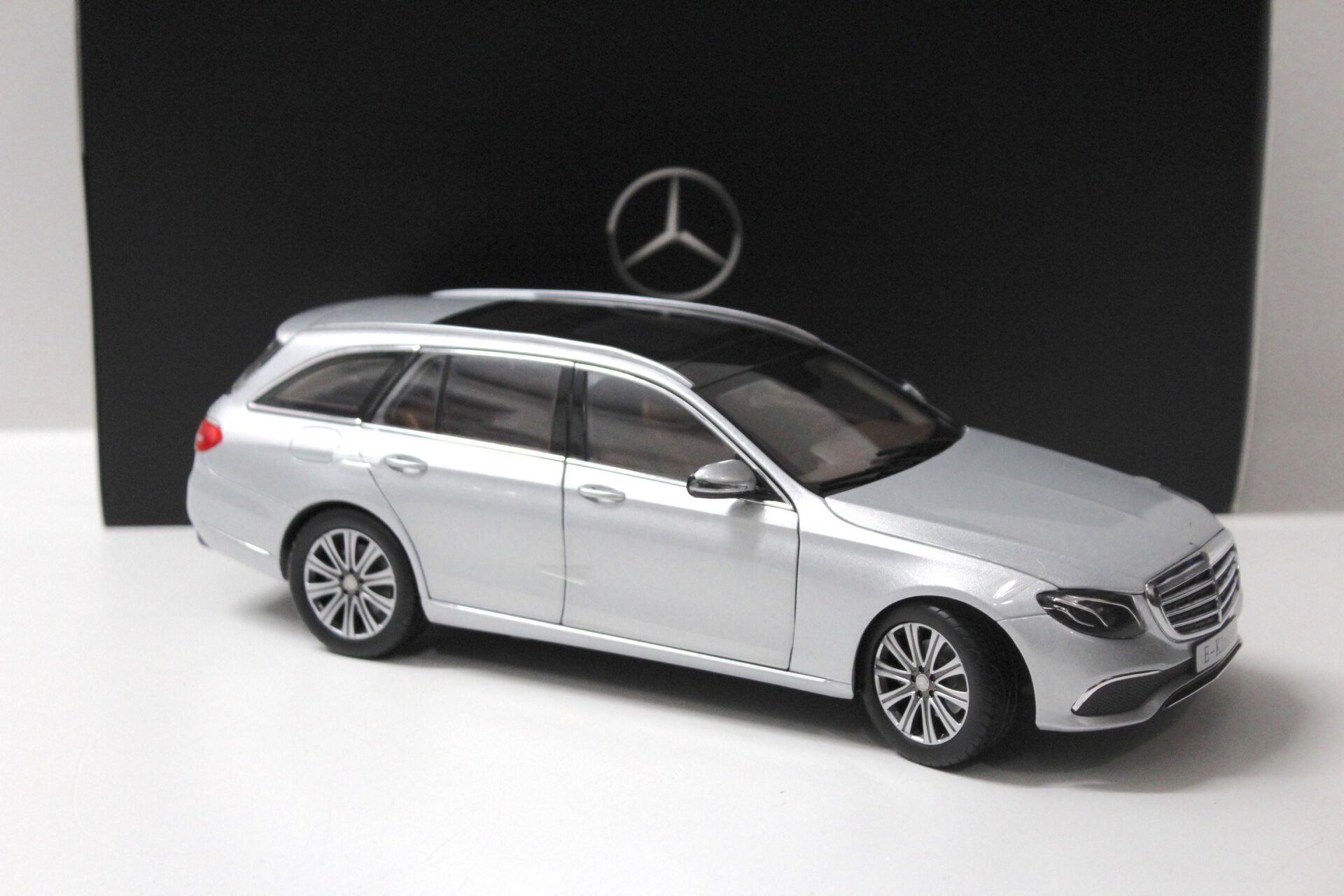 1:18 iScale Mercedes E-Klasse T-Modell silver DEALER VERSION