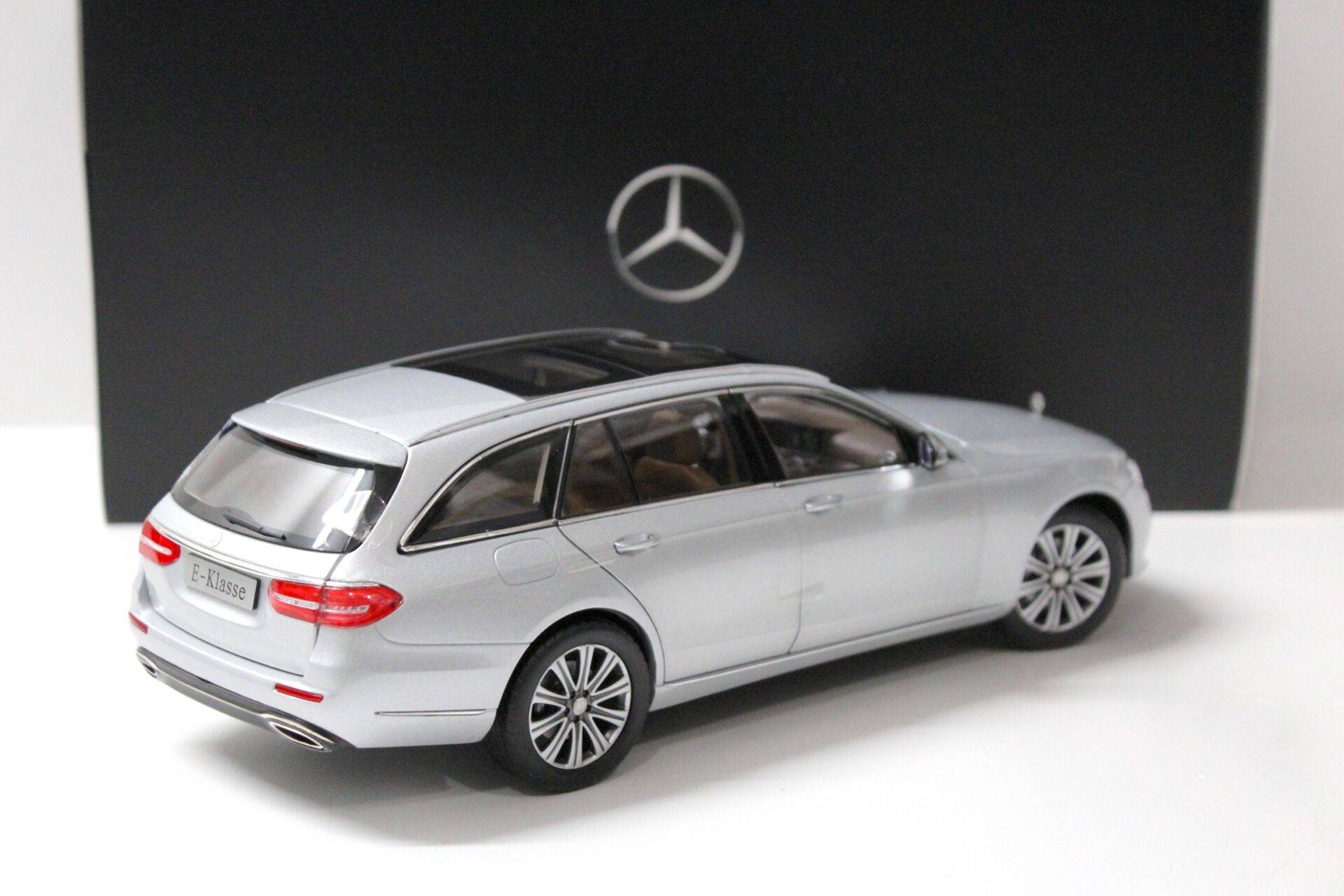 1:18 iScale Mercedes E-Klasse T-Modell silver DEALER VERSION
