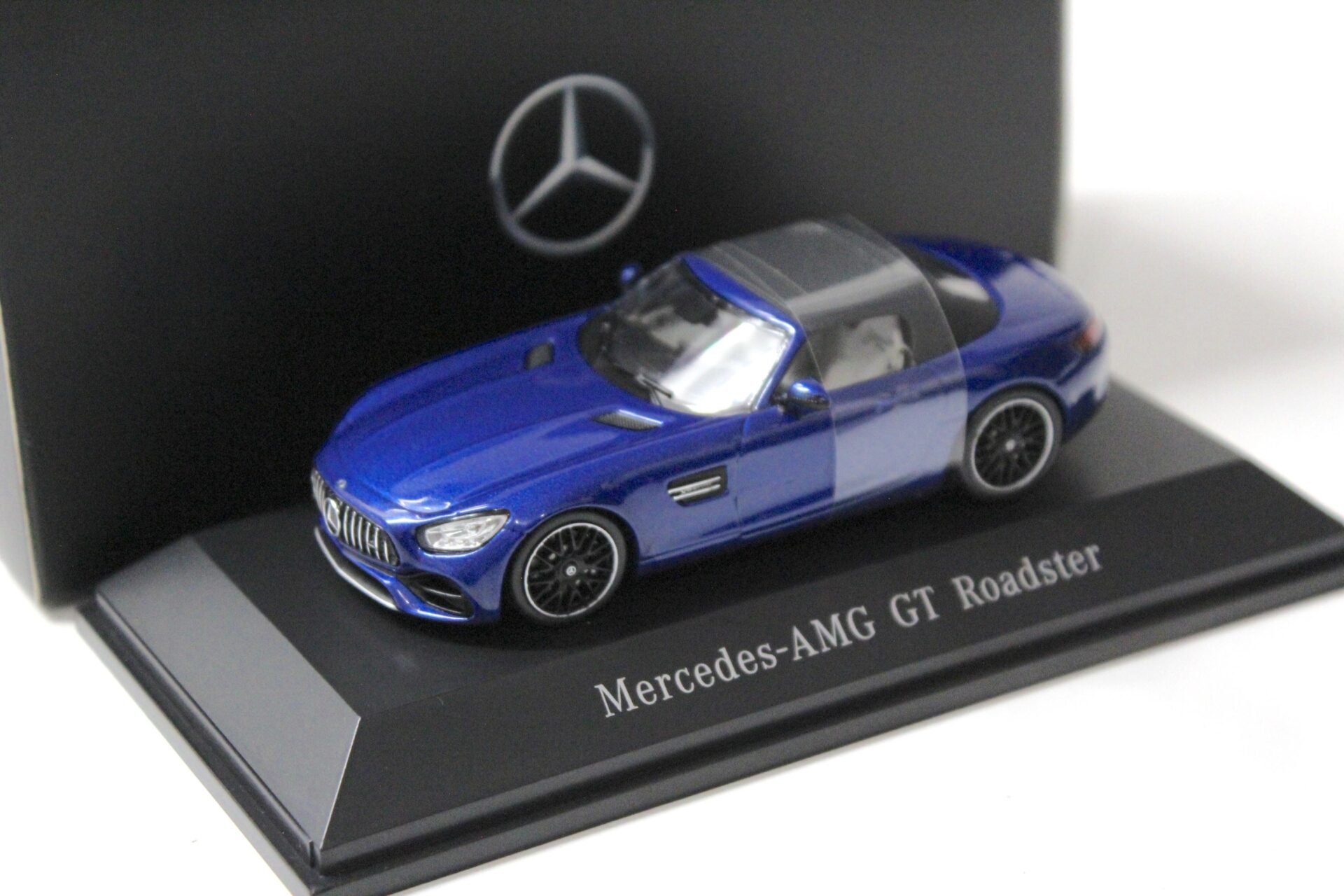 ID 55924 orig 1.jpg 1:43 Spark Mercedes AMG GT Roadster brilliant blue DEALER VERSION %SALE%