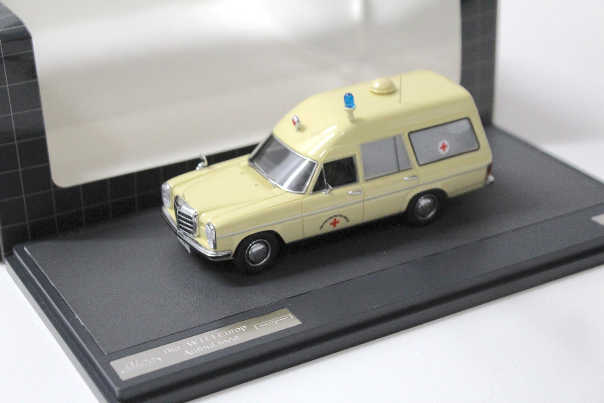 ID 55952 orig.jpg 1:43 Matrix Mercedes Binz W114 Europ Ambulance 1969 ivory