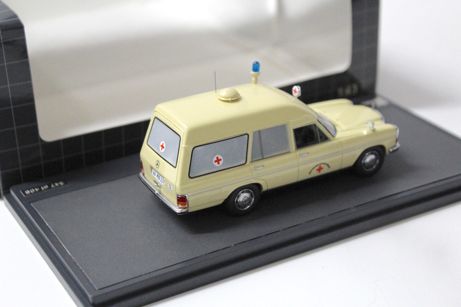 1:43 Matrix Mercedes Binz W114 Europ Ambulance 1969 ivory