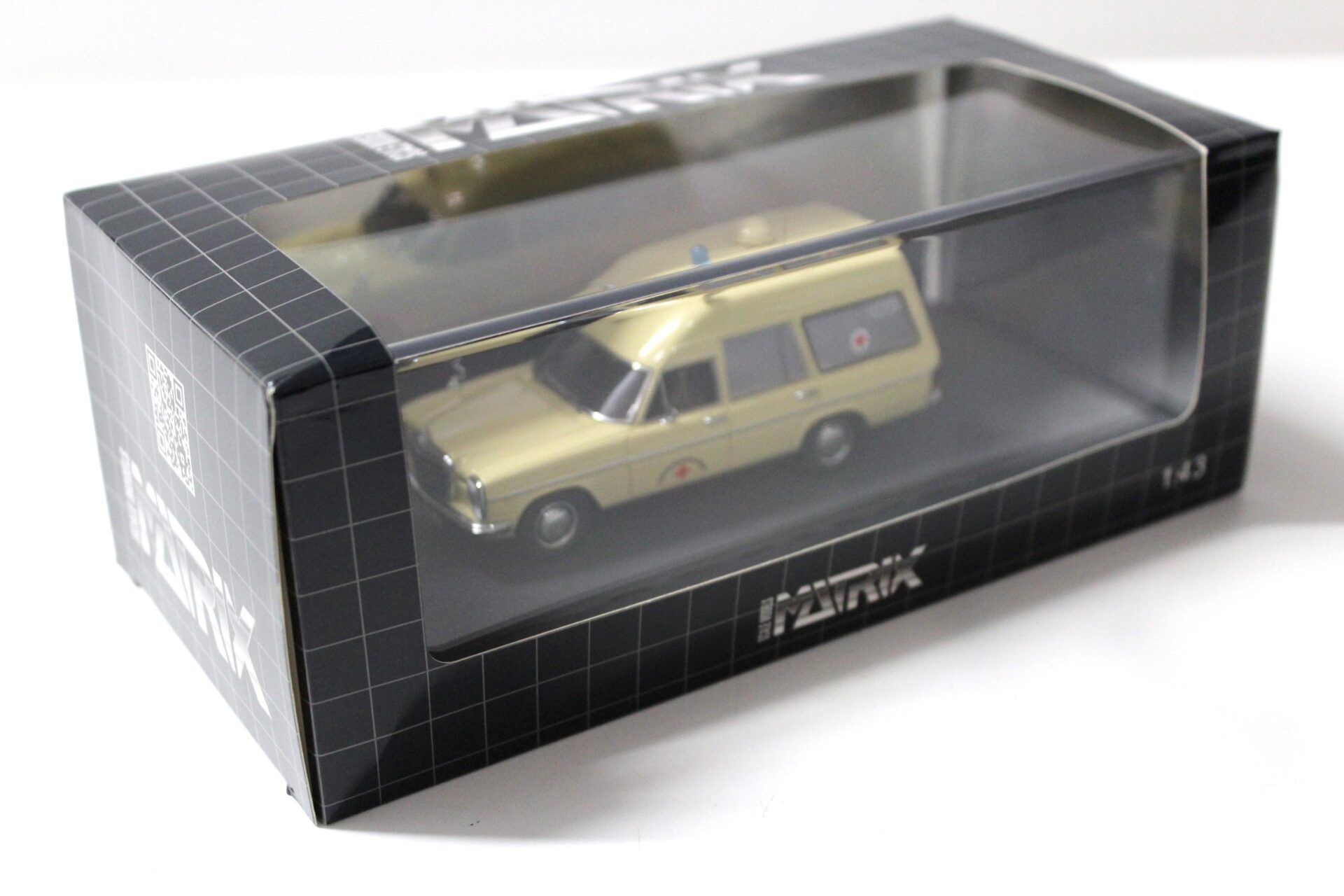 1:43 Matrix Mercedes Binz W114 Europ Ambulance 1969 ivory
