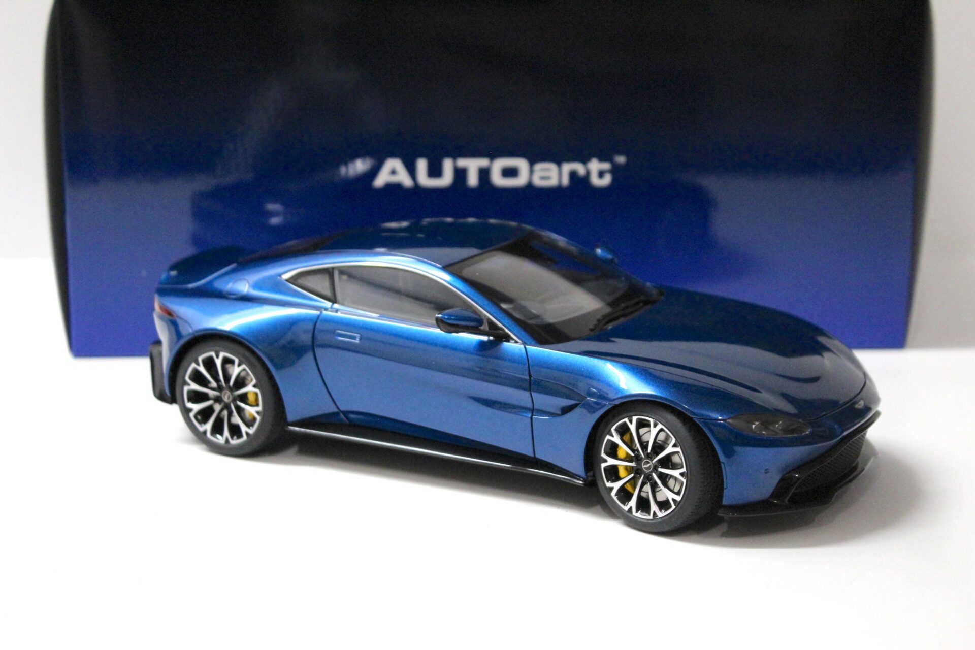 1:18 AUTOart Aston Martin Vantage 2019 Zaffre blue