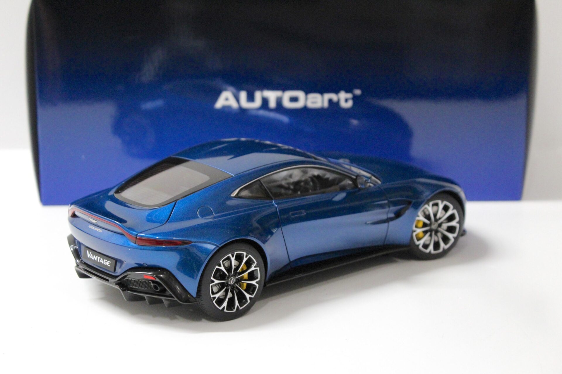 1:18 AUTOart Aston Martin Vantage 2019 Zaffre blue
