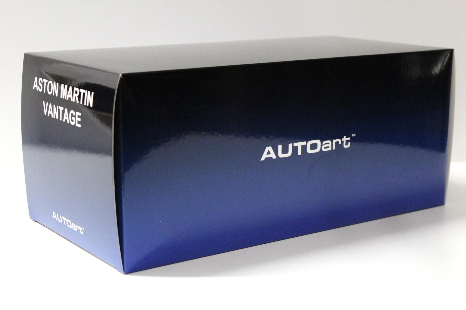 1:18 AUTOart Aston Martin Vantage 2019 Zaffre blue